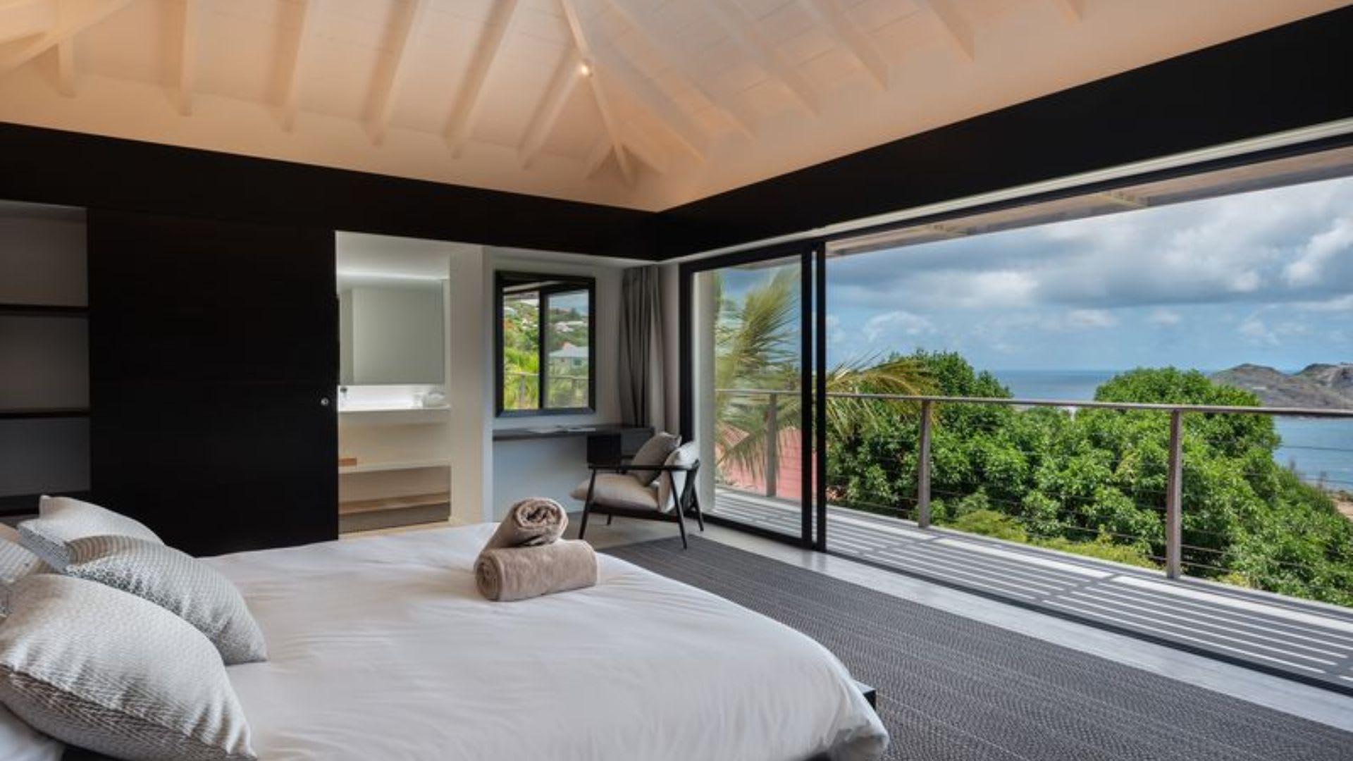 Elegant Villa with a Paradise Setting 3