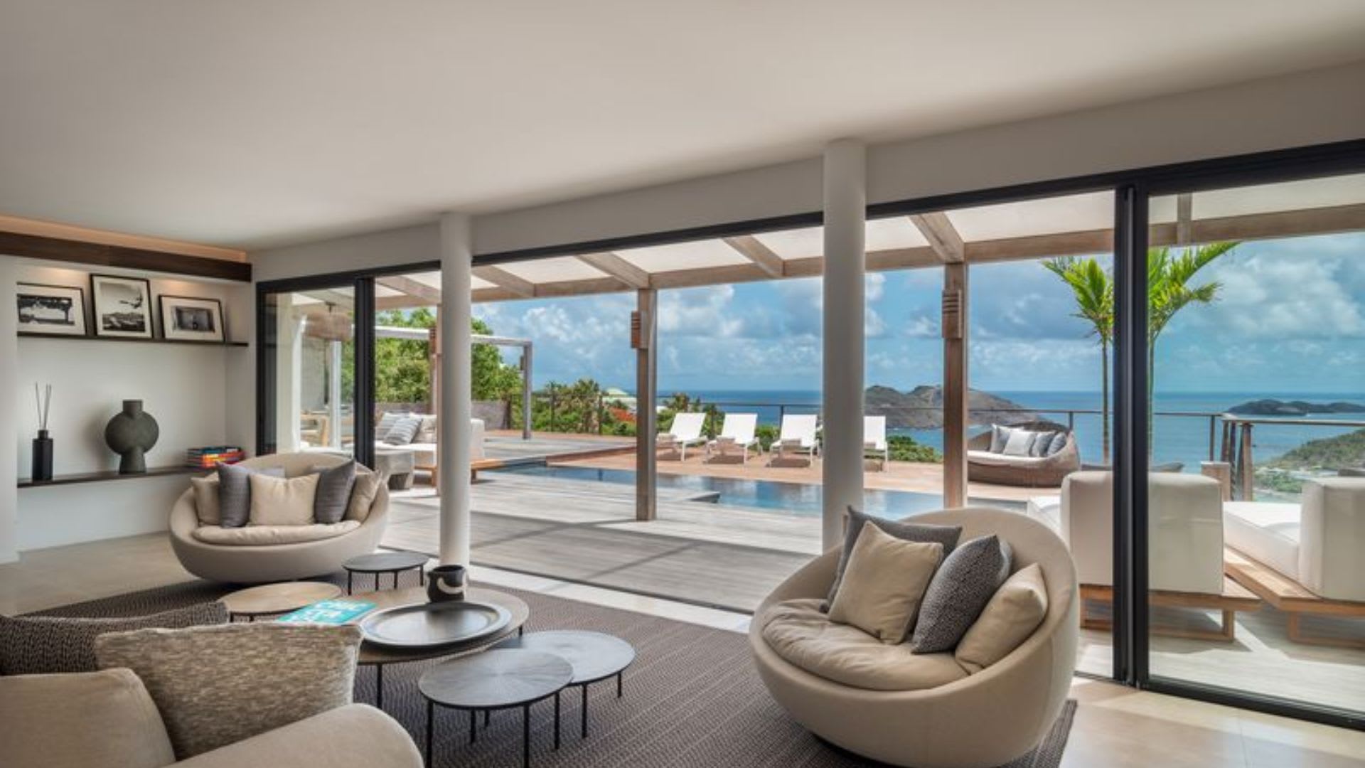 Elegant Villa with a Paradise Setting 2