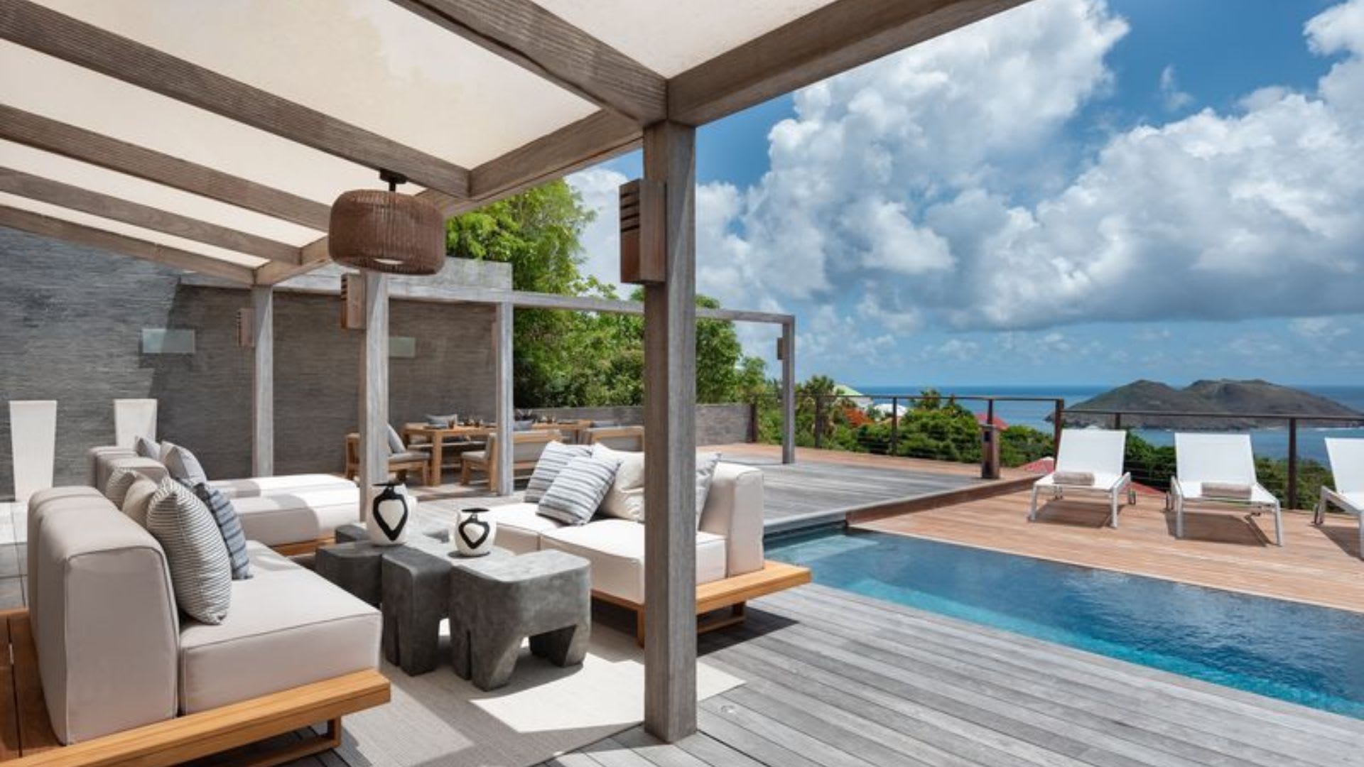 Elegant Villa with a Paradise Setting 5