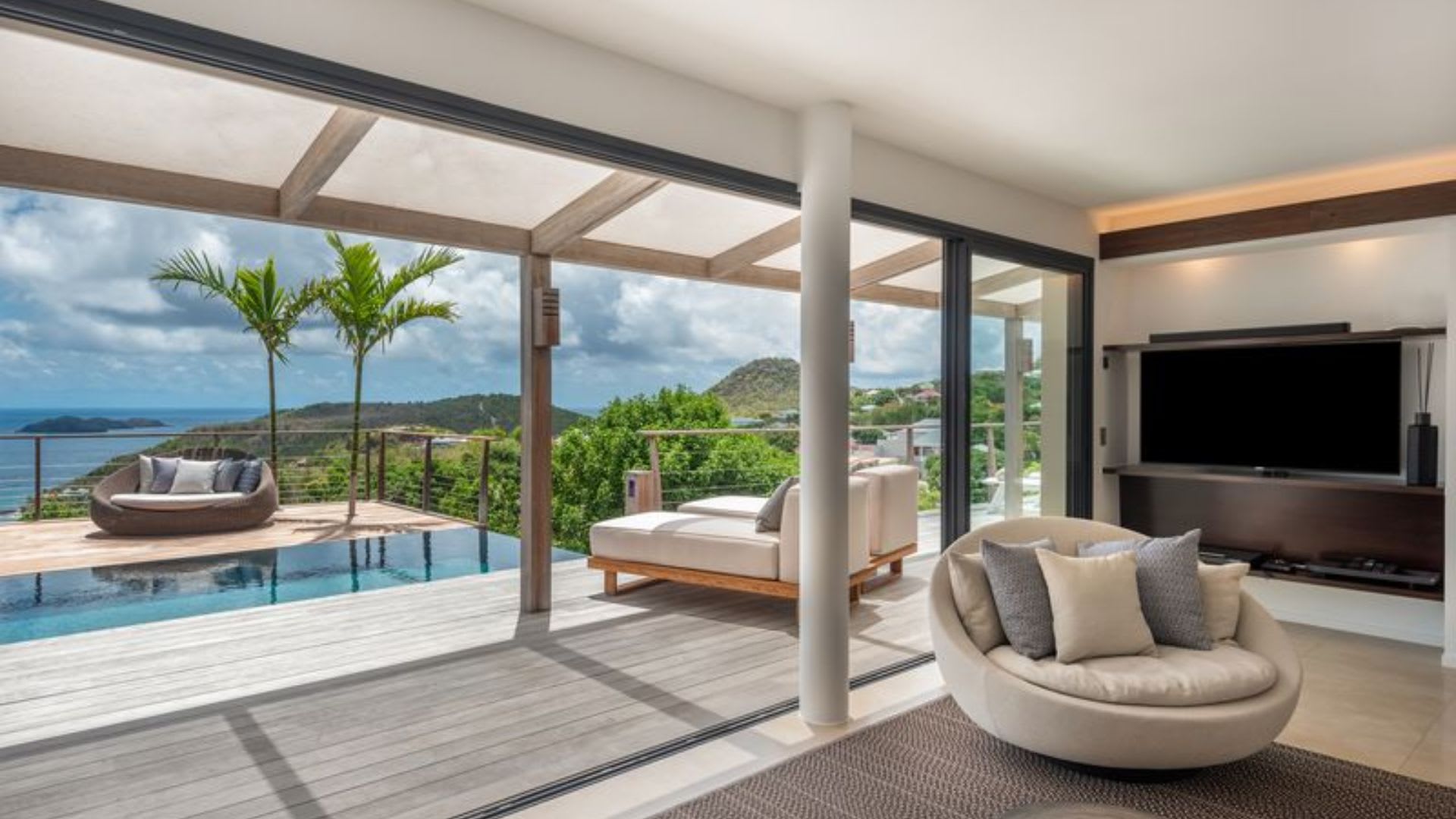 Elegant Villa with a Paradise Setting 6