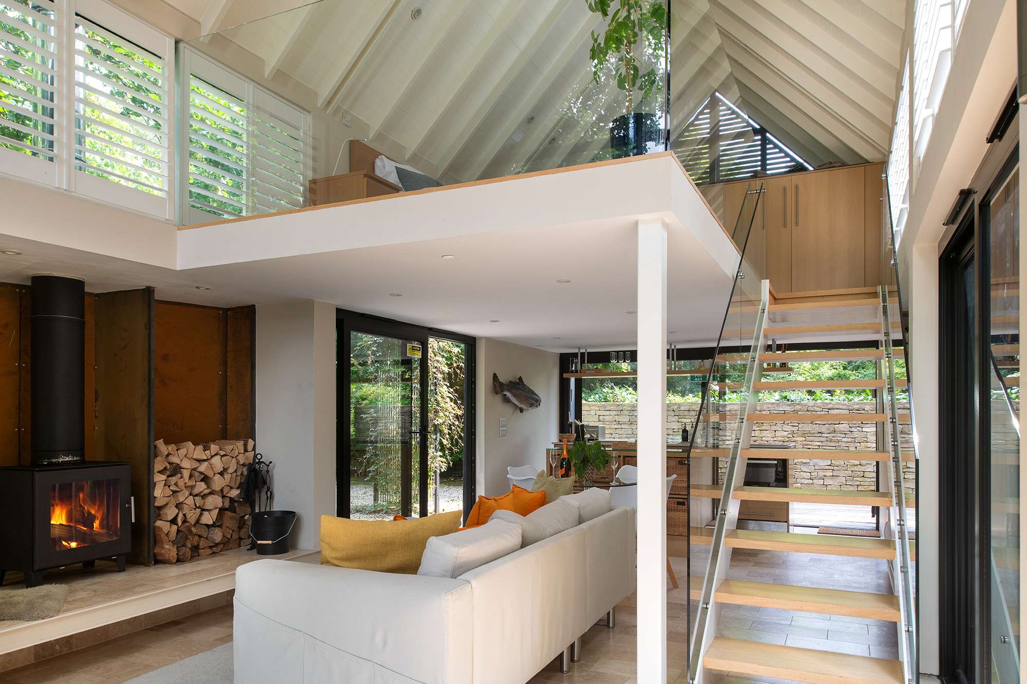 Willow - Glass Lake Retreat with Hot Tub for Two — South Cerney, England — vacation rental