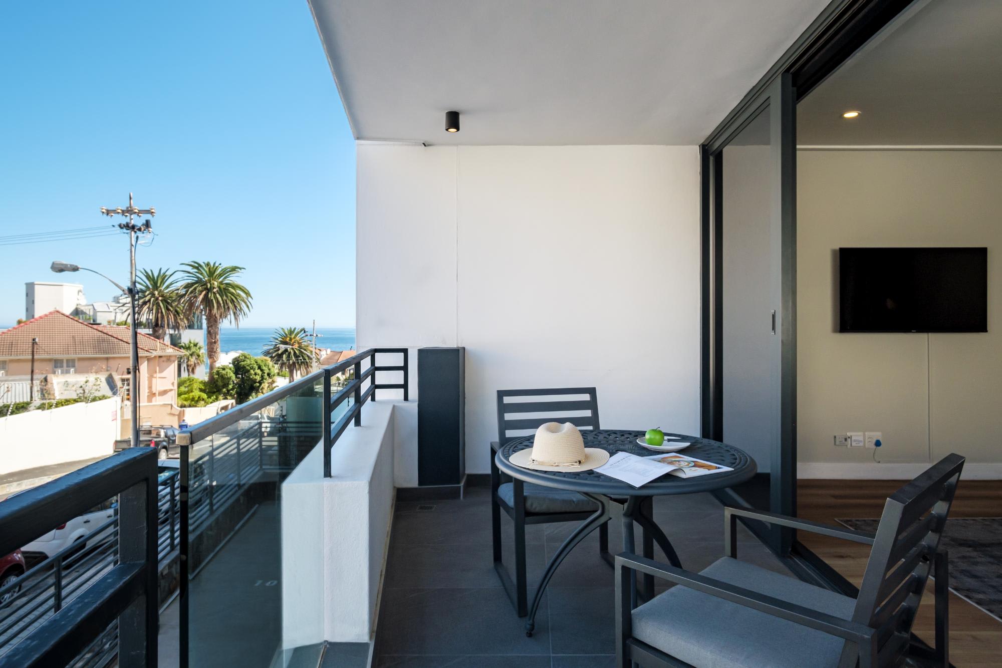 Central Minimalist 1bed by the Ocean The Bantry | Photo 2