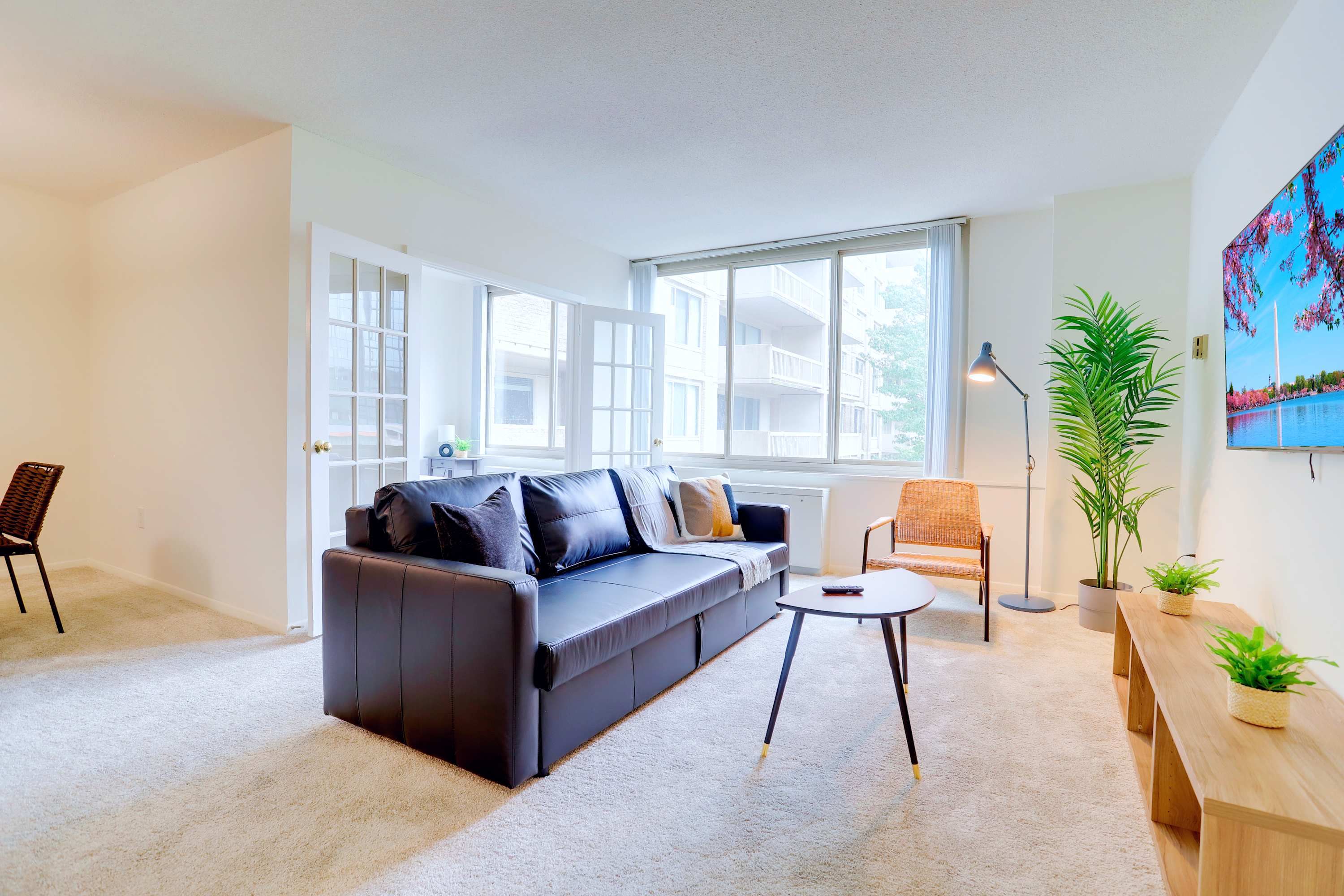 Stylish Retreat With Pool Access - Chic Urban Haven - Arlington, VA