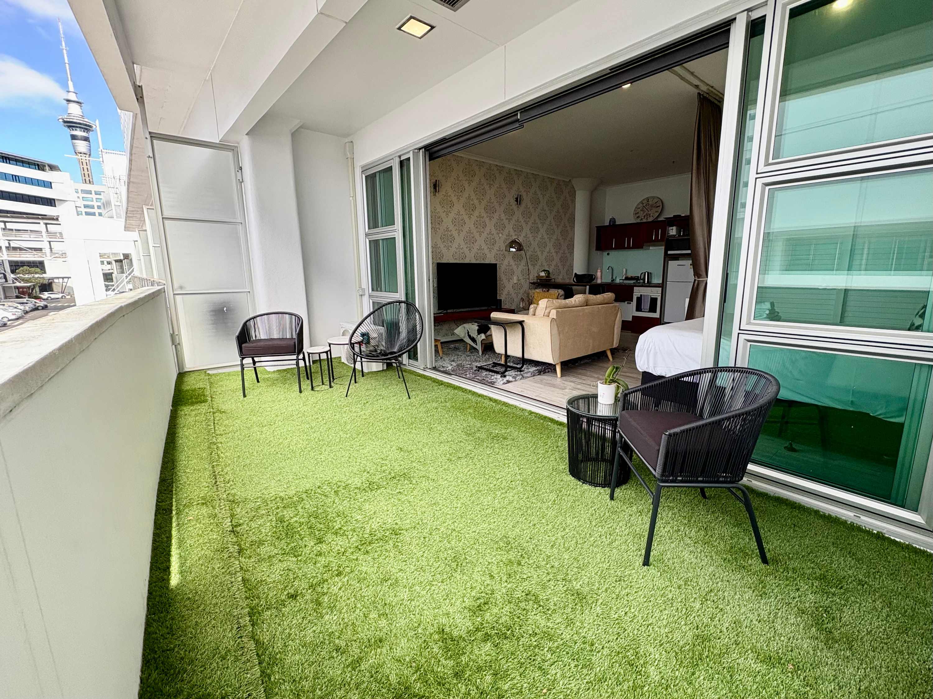 Close to Ferry Viaduct Studio with a Balcony by Zodiak Stays | Photo 3