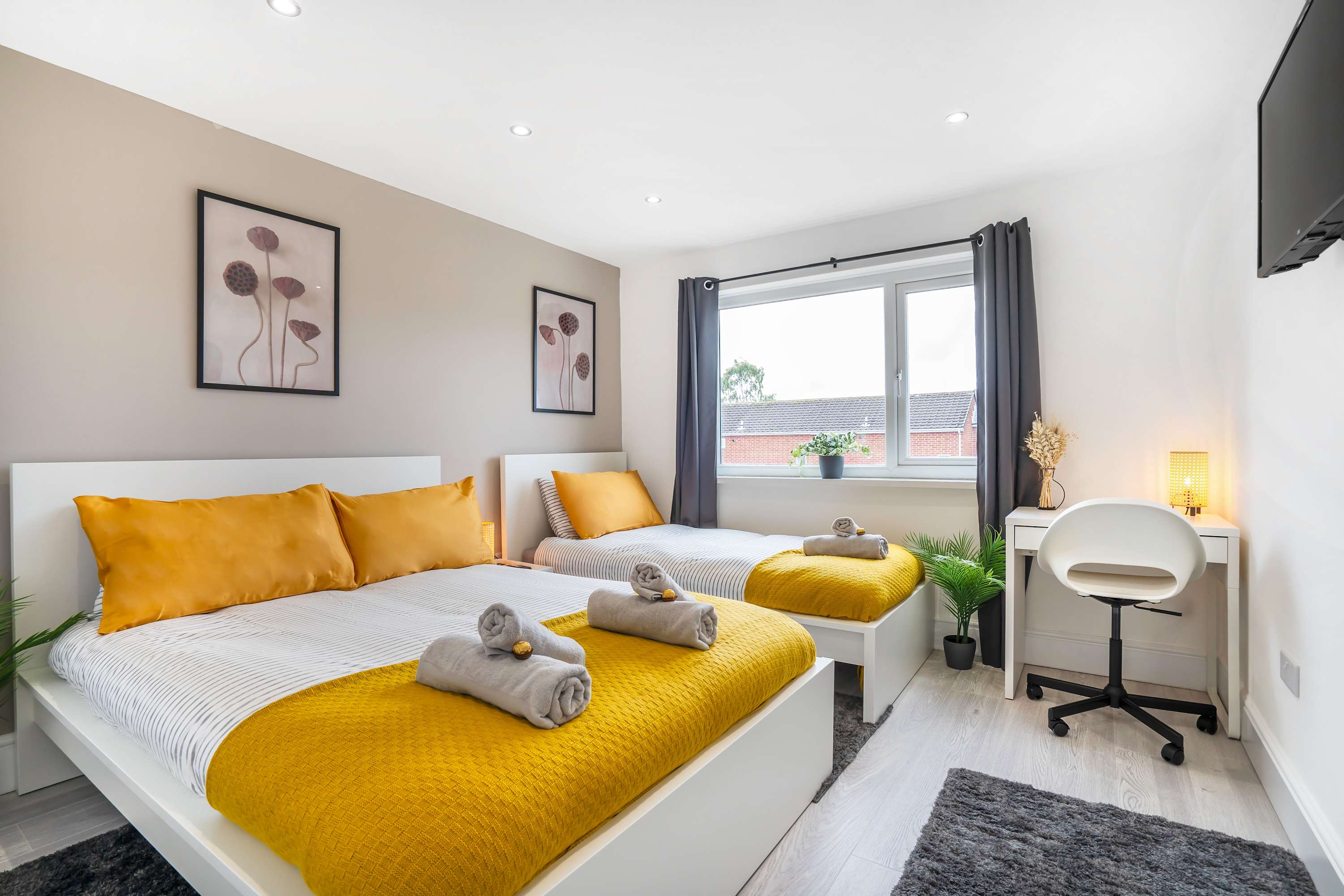 Spacious 6-Bed Home for 9, Free Parking, Nr Centre serviced apartment - Newcastle - VivreStays