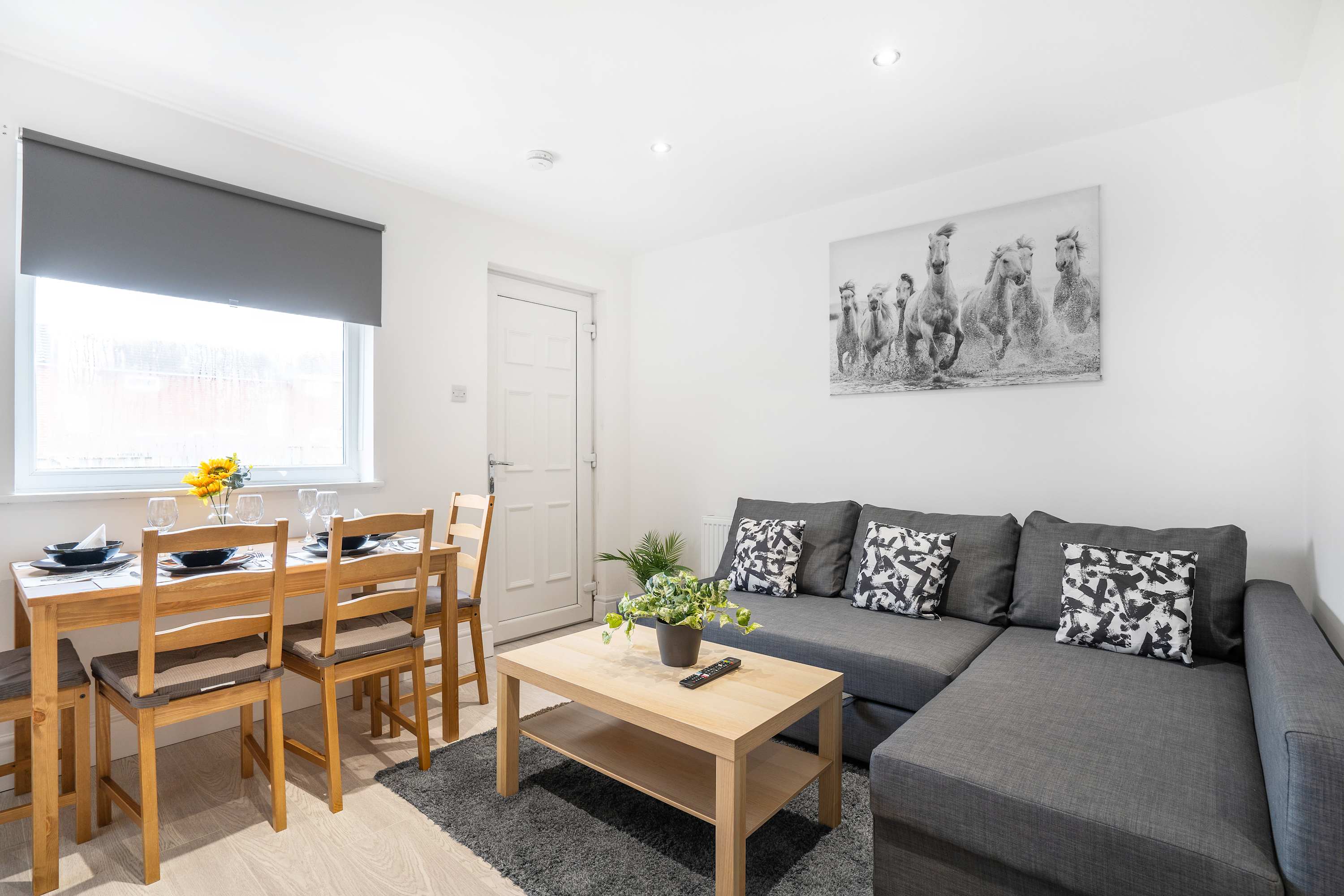 Spacious 6-Bed Home for 9, Free Parking, Nr Centre in Garth Twenty Four NE12 6DJ - Property image 4 - VivreStays