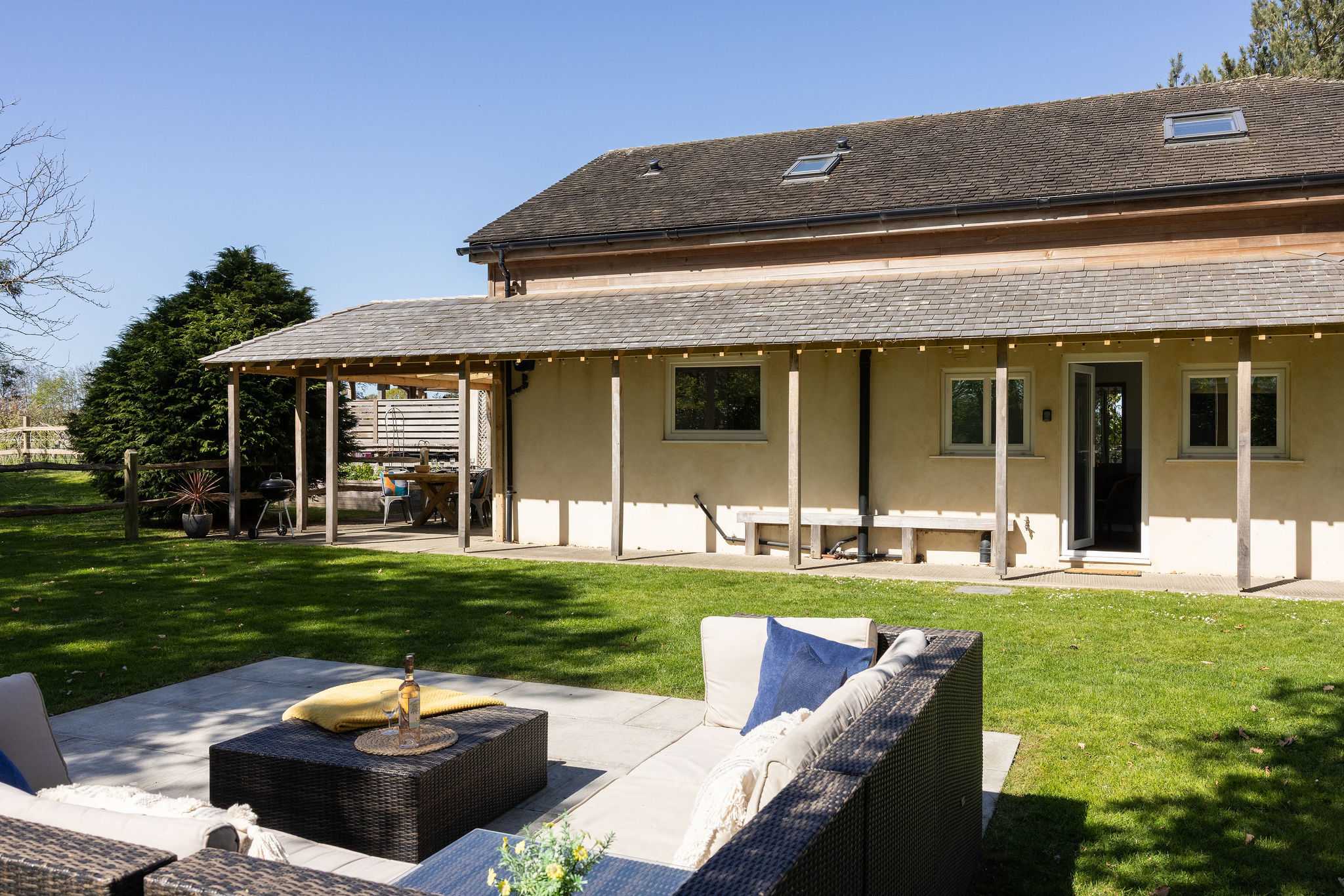 Modern 4-Bed Countryside Retreat with Garden