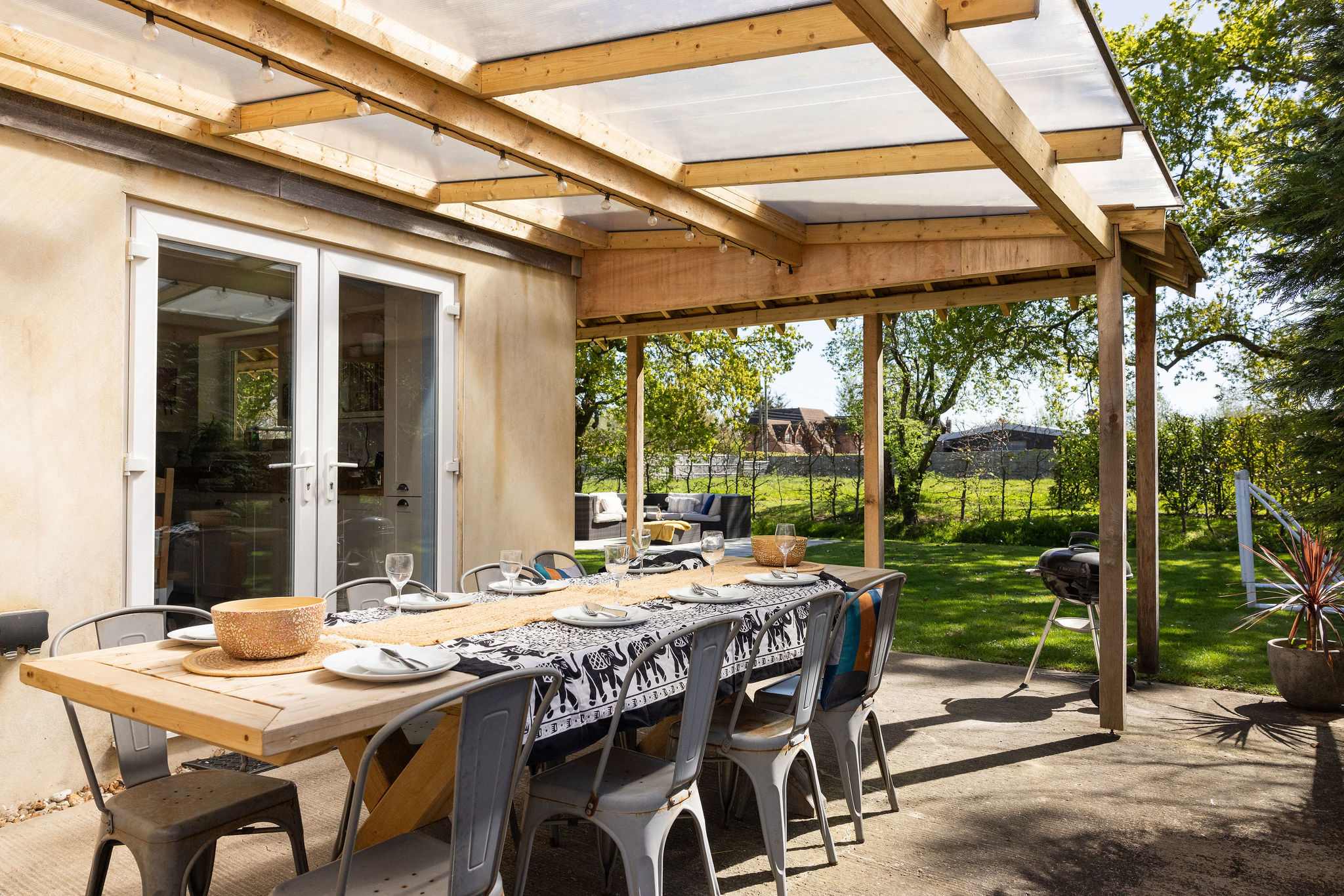 Create memorable nights, lighting the BBQ and dining with loved ones.