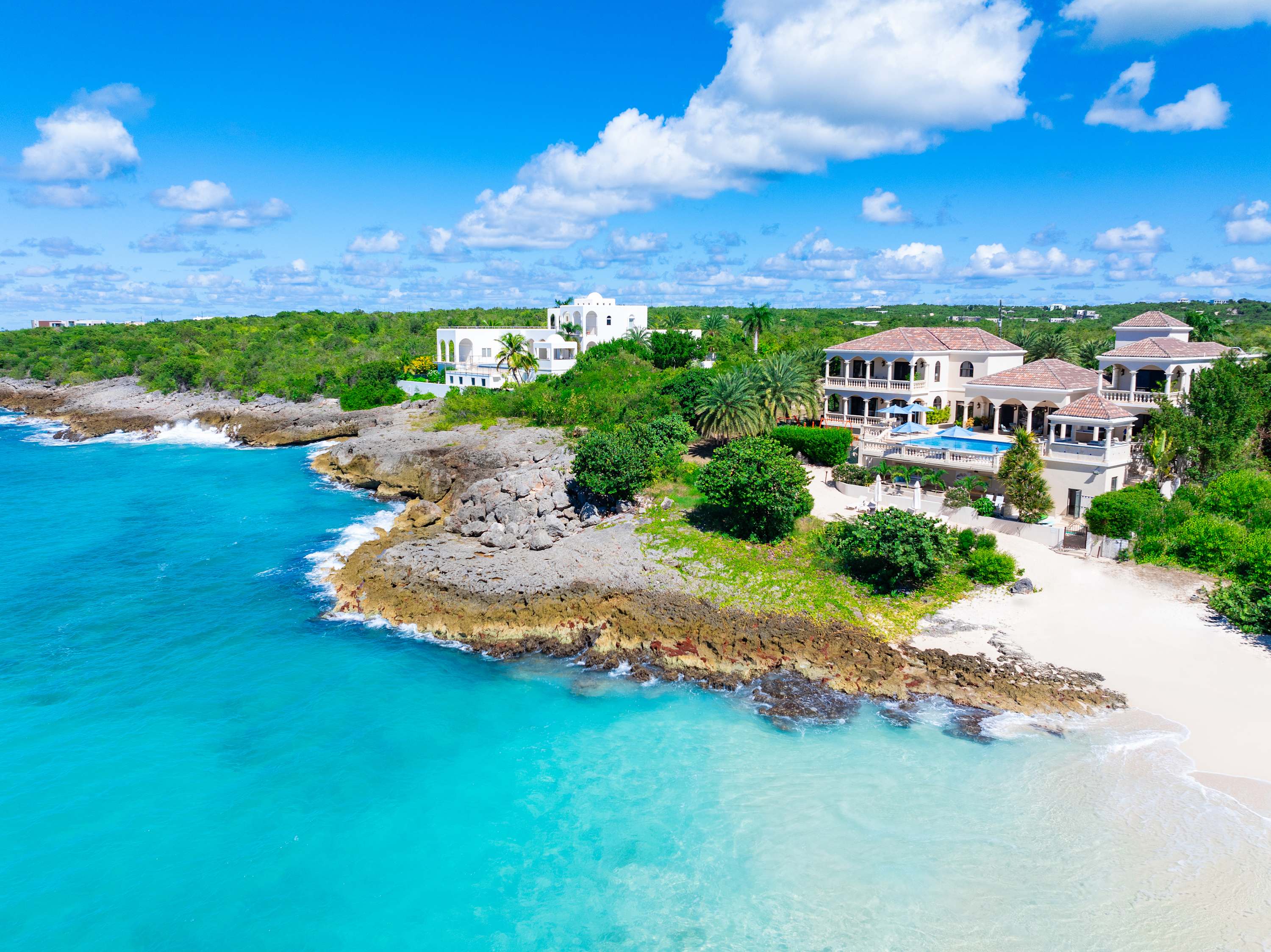 Seashell Villa (3 bedrooms) - Beachfront villa, Limestone Bay...