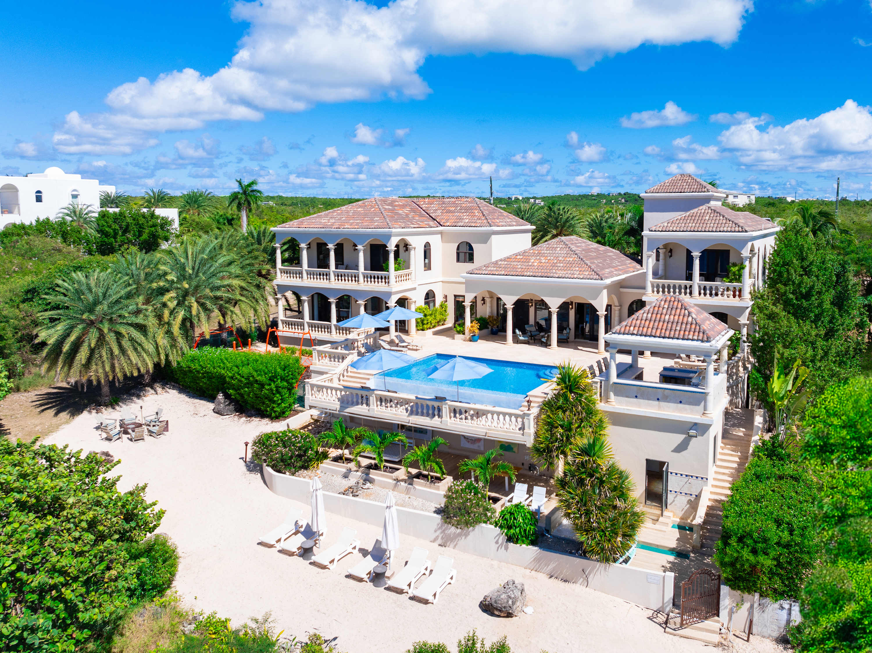 Seashell Villa (3 bedrooms) - Beachfront villa, Limestone Bay...