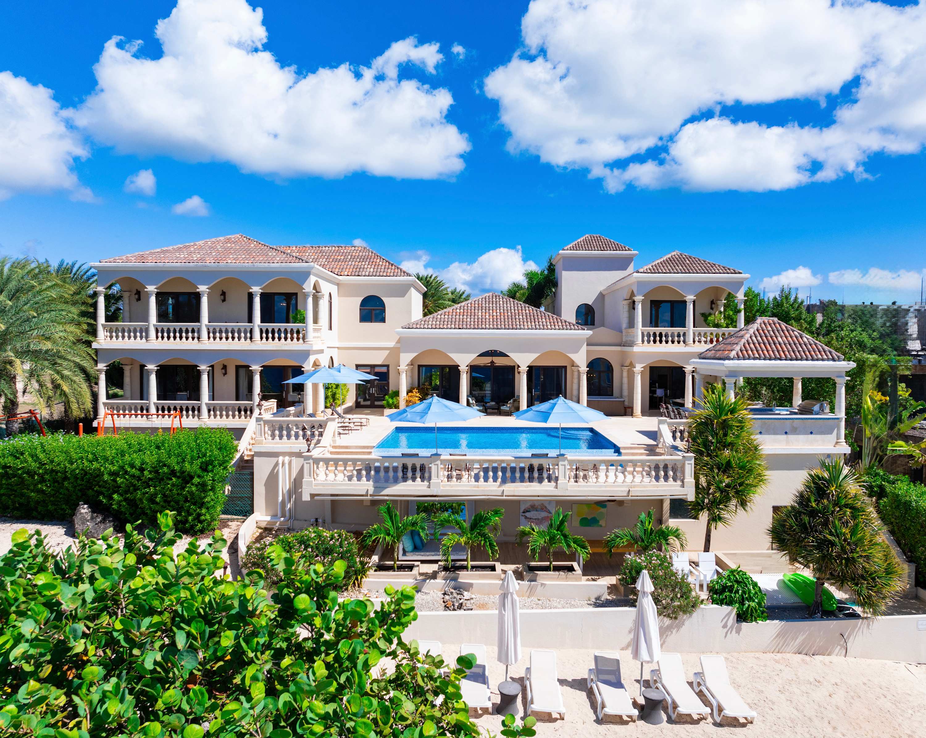 Seashell Villa (3 bedrooms) - Beachfront villa, Limestone Bay...