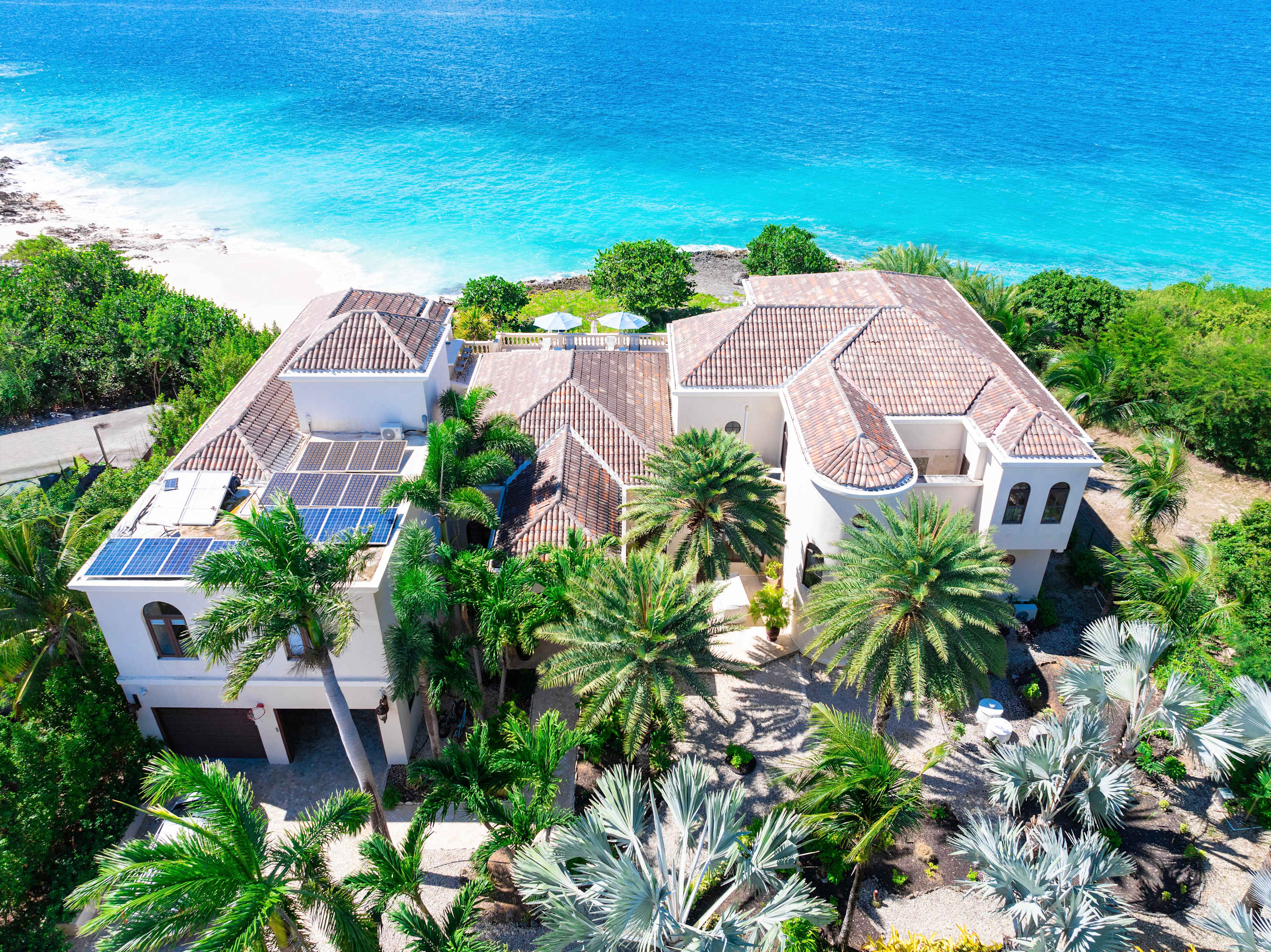 Seashell Villa (3 bedrooms) - Beachfront villa, Limestone Bay...