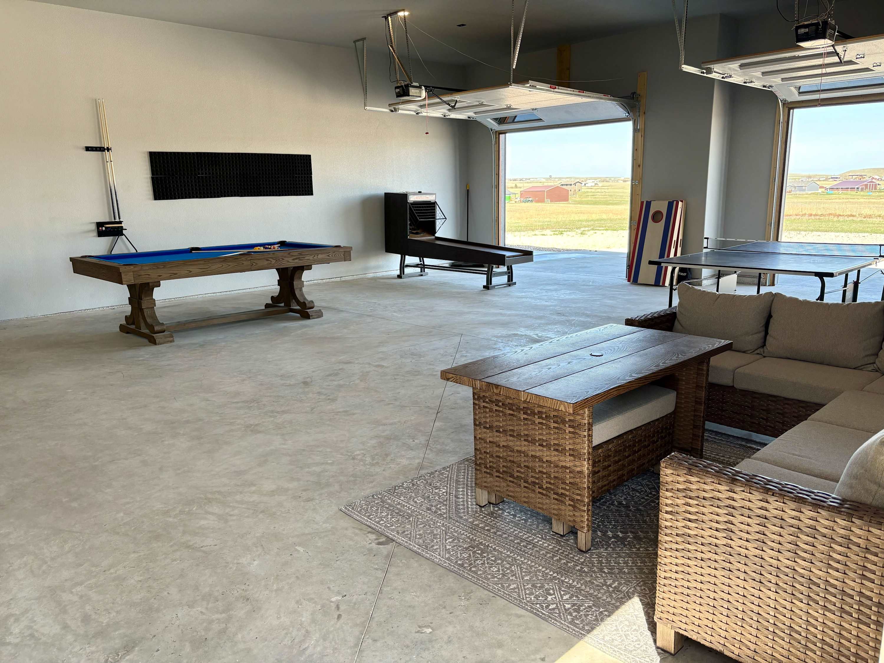 Bear Butte Luxury Retreat~ Hot Tub~ 10 Mins to DT 5