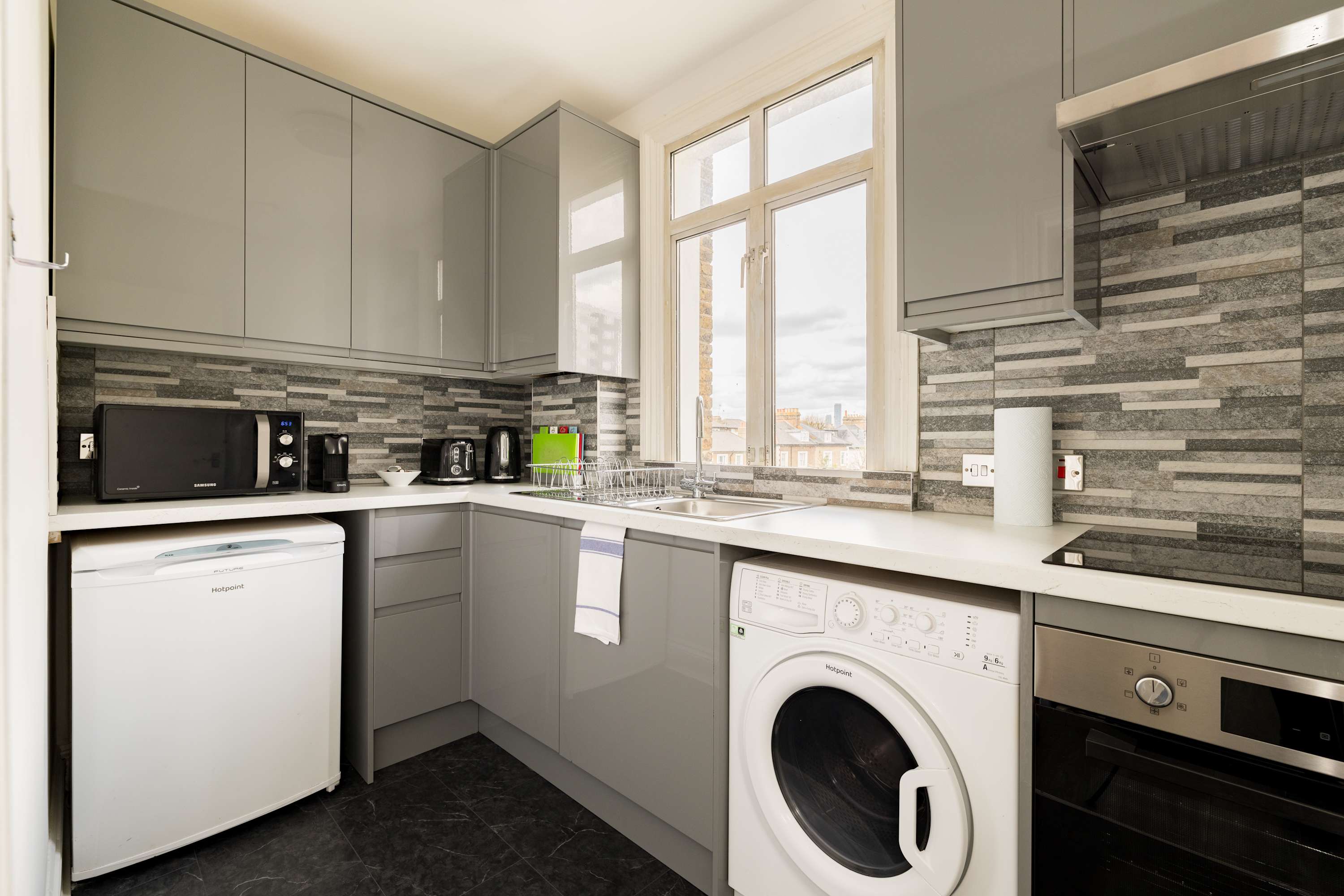 2 Bedroom Apartment - Shepherd's Bush in 112 Goldhawk Road W12 8HD - Property image 8 - VivreStays