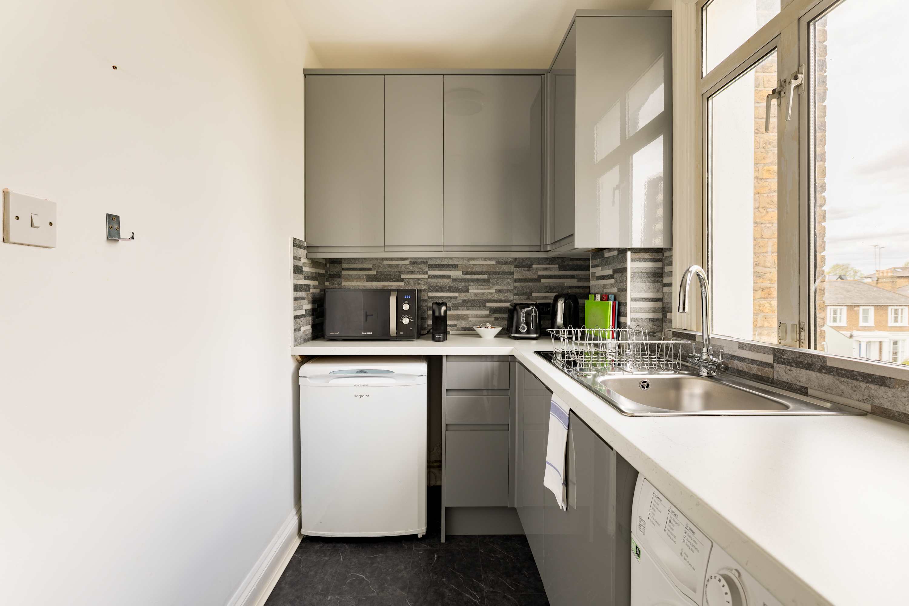 2 Bedroom Apartment - Shepherd's Bush in 112 Goldhawk Road W12 8HD - Property image 29 - VivreStays