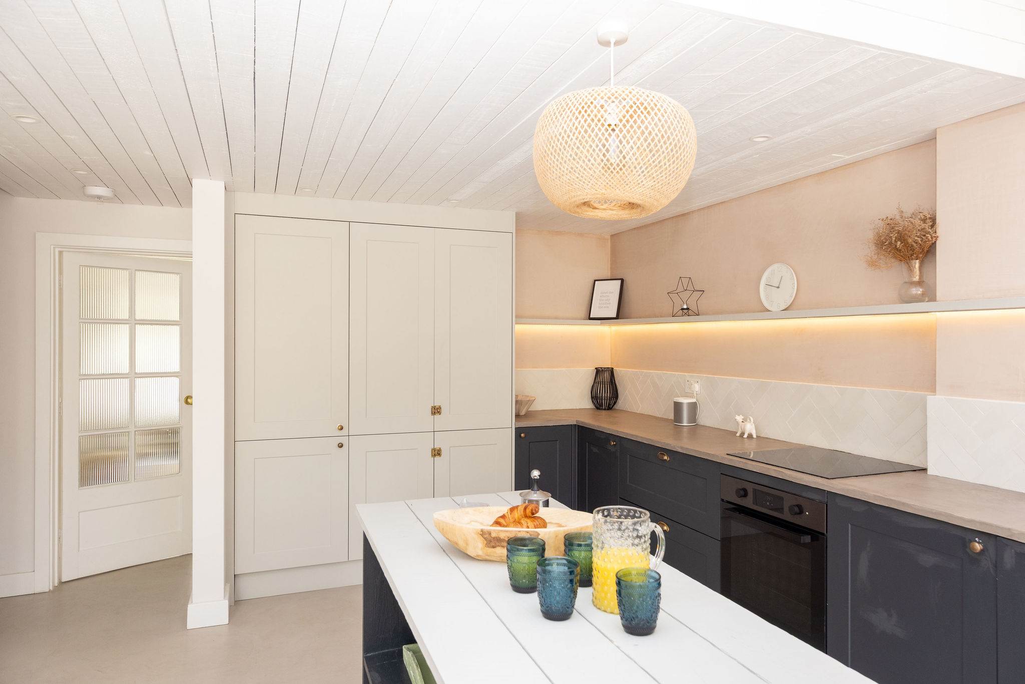 The fully-equipped kitchen has everything you need to prepare drinks, meals and beach picnics.