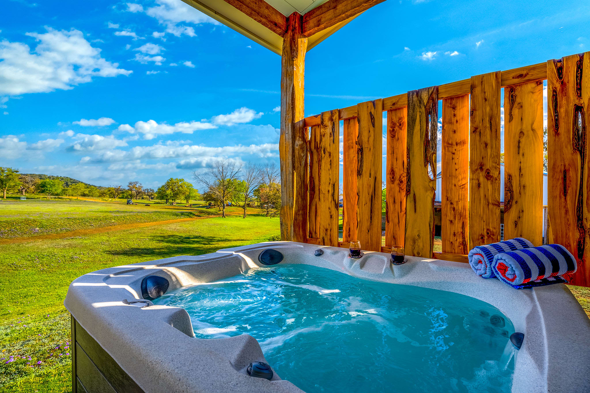 Bluebonnet Cottage, Hot tub, Fire pit, Sleeps 4! — Comfort, TX — vacation rental