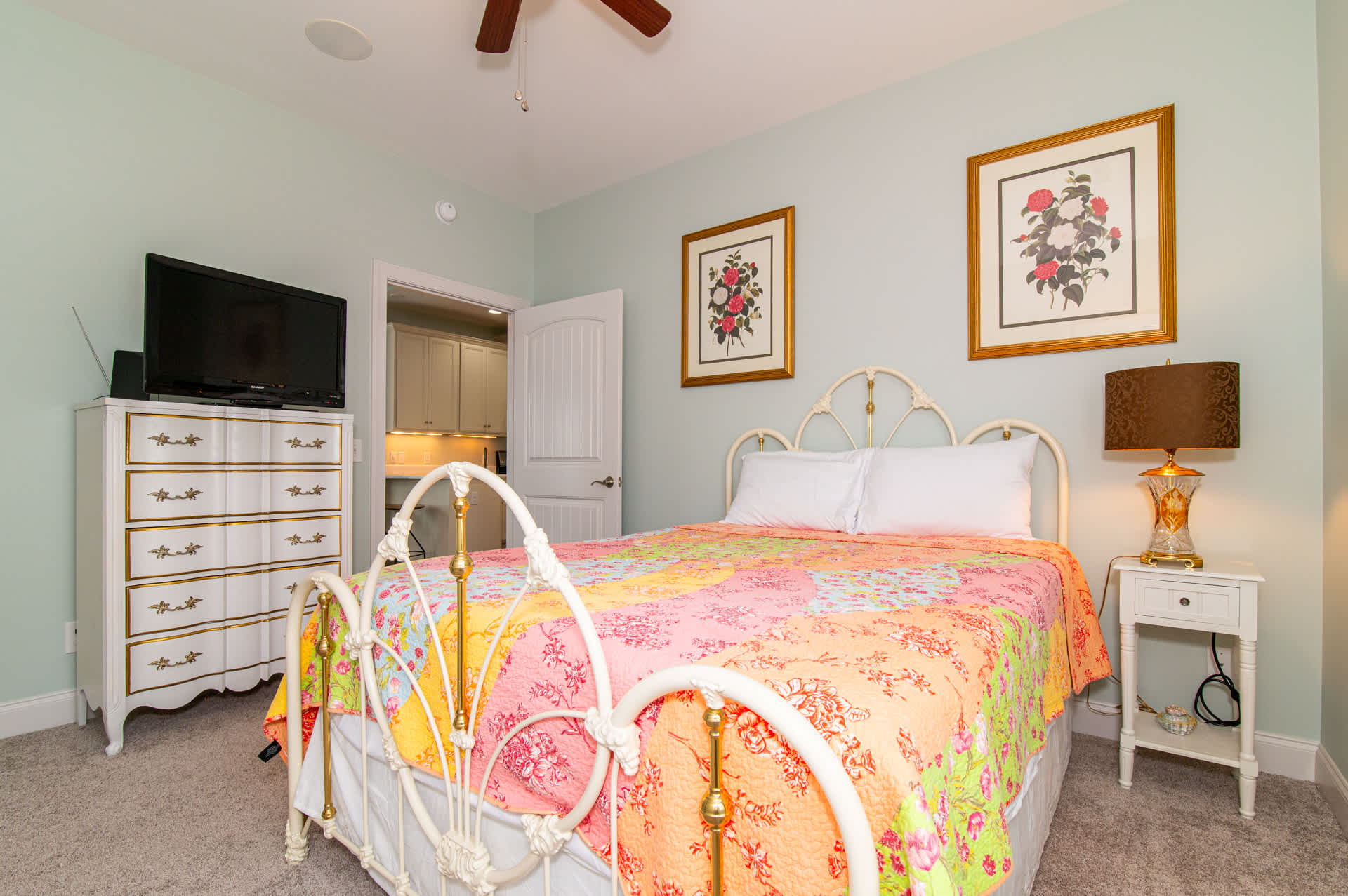 Flamingo Hideaway Pet Friendly w Elevator