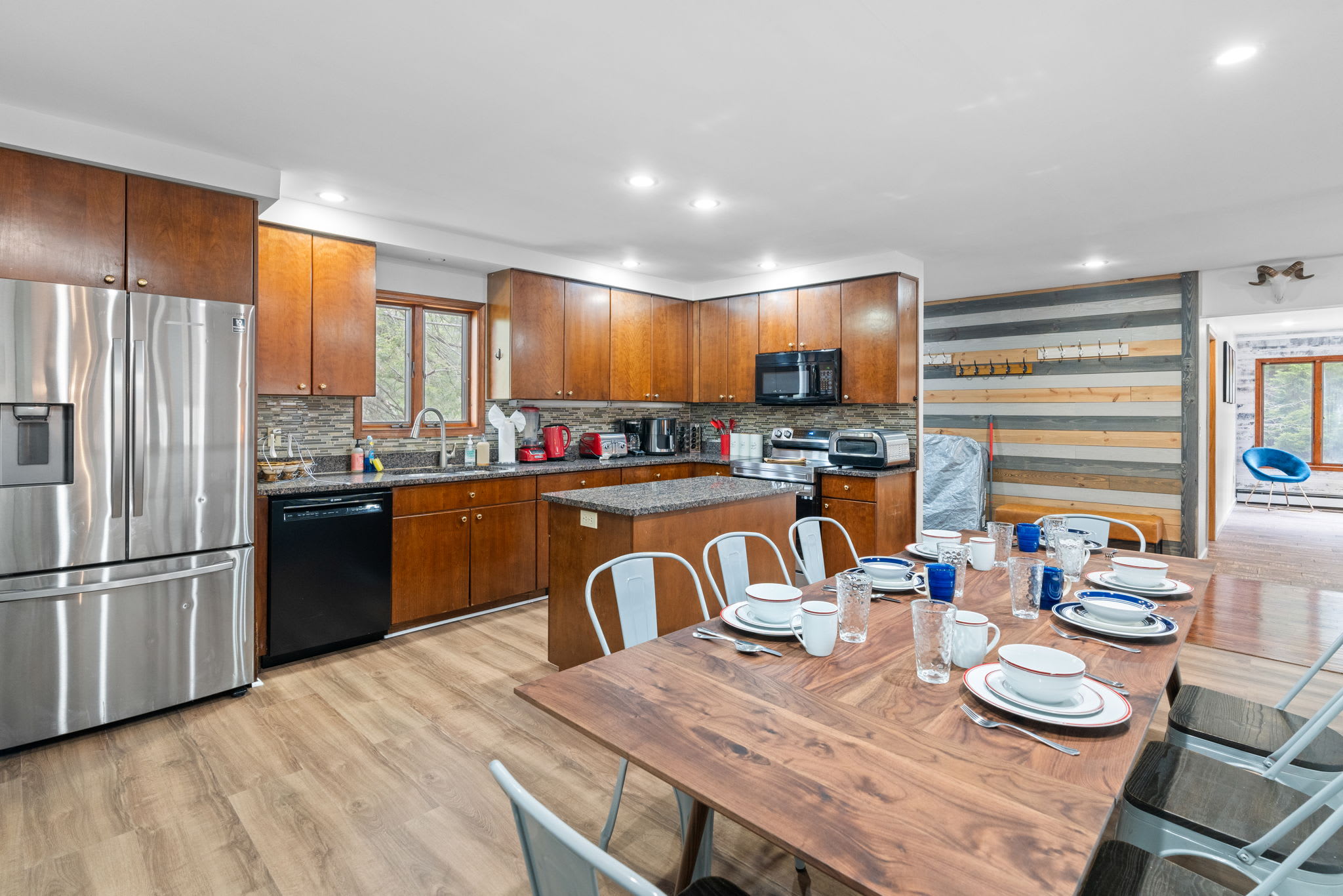 Fully Equipped Kitchen
Everything you need to cook up a feast or enjoy a casual breakfast with stainless steel appliances and ample counter space.