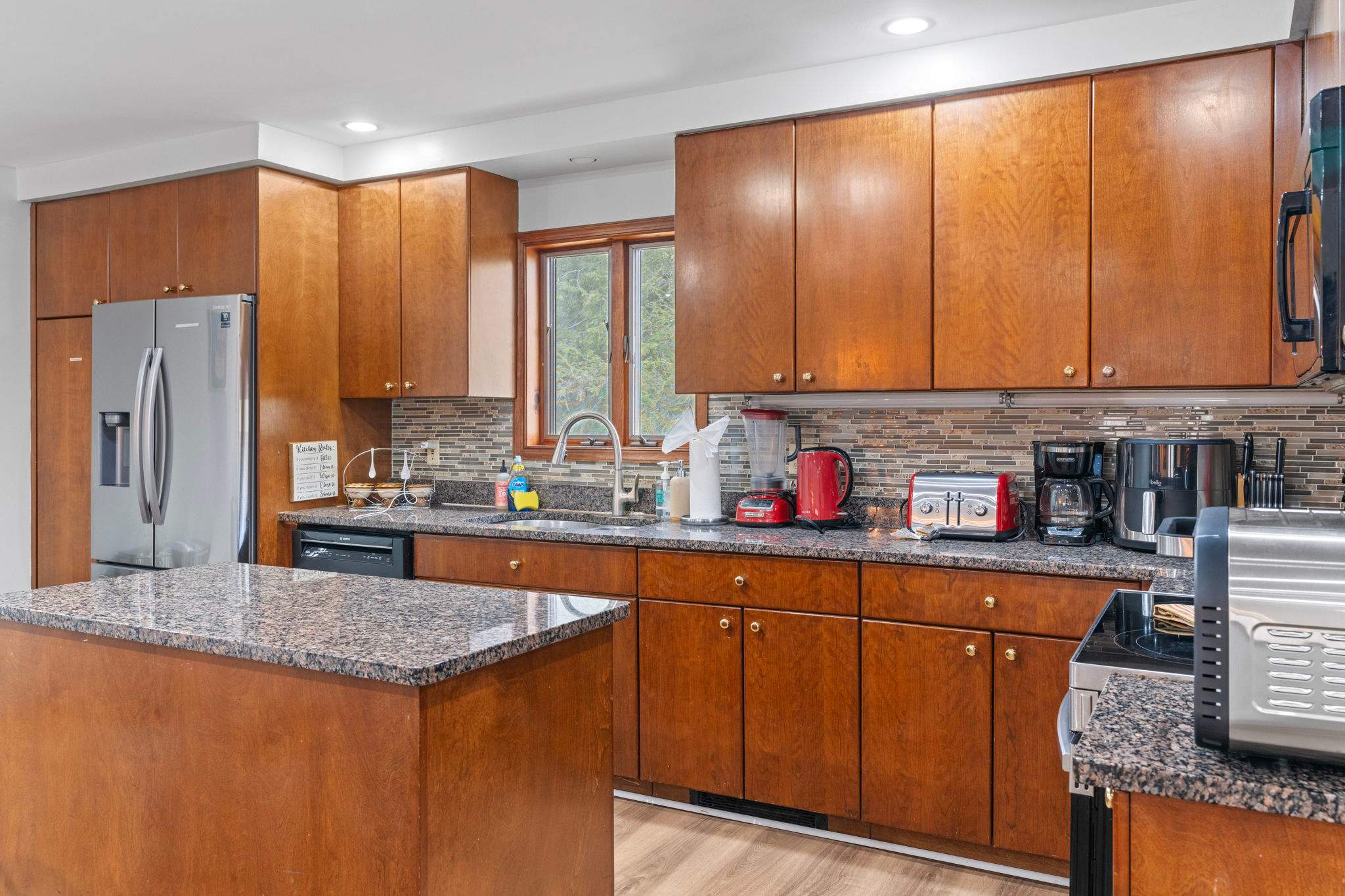 Modern Kitchen Comforts
Fully equipped with stainless steel appliances and sleek granite counters, perfect for all your cooking needs.