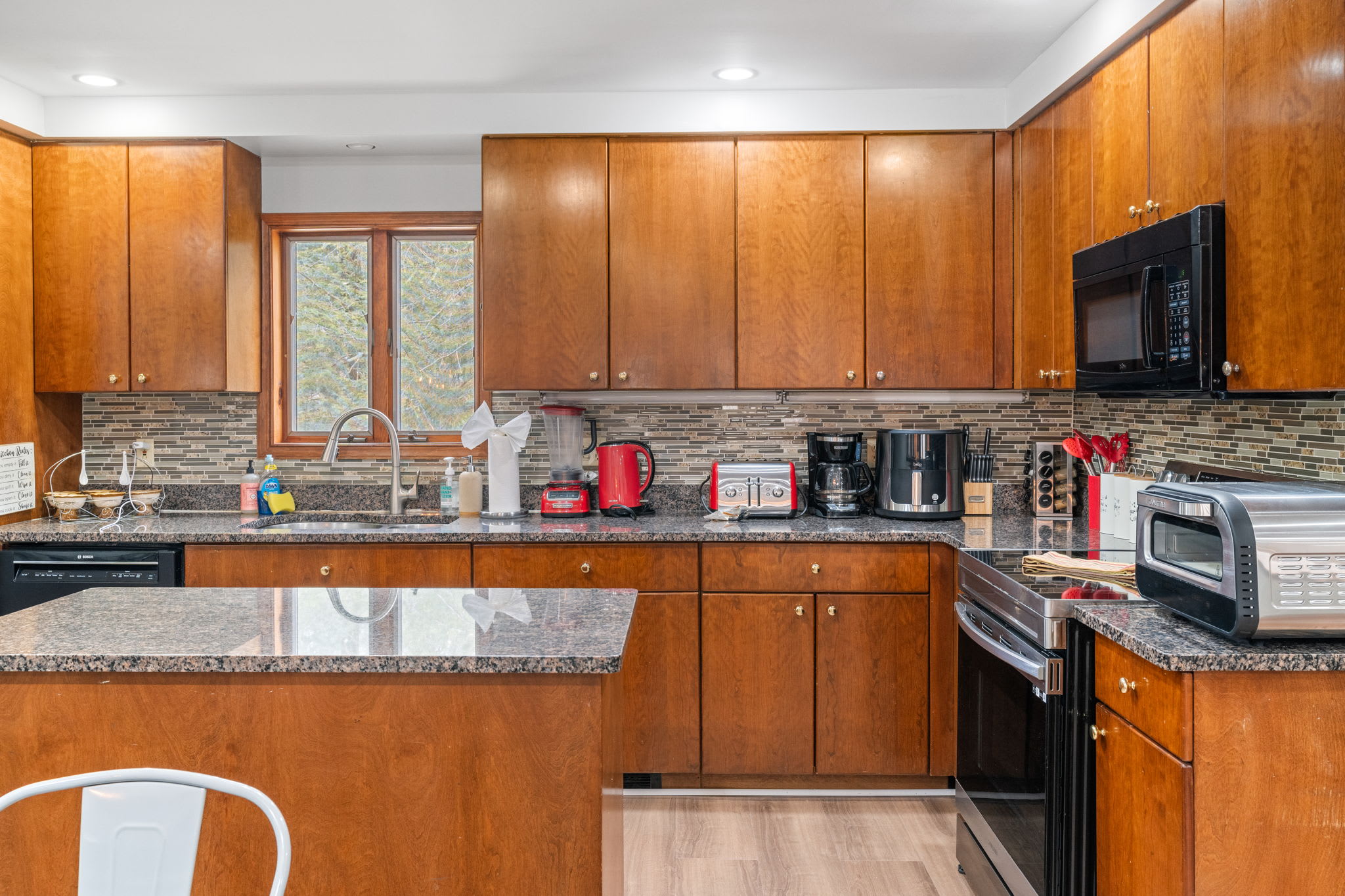 Brew, Toast, and Cook
From coffee makers to toasters, this kitchen is stocked with everything to keep your mornings smooth and easy.