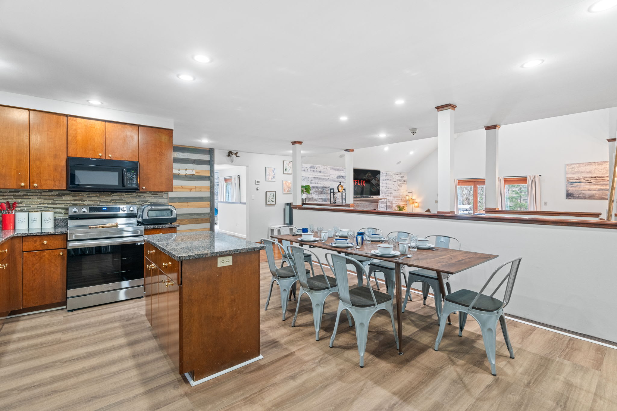 Cook, Dine, Connect
Our fully stocked kitchen opens up to a large dining area, ideal for group meals and morning coffee convos.