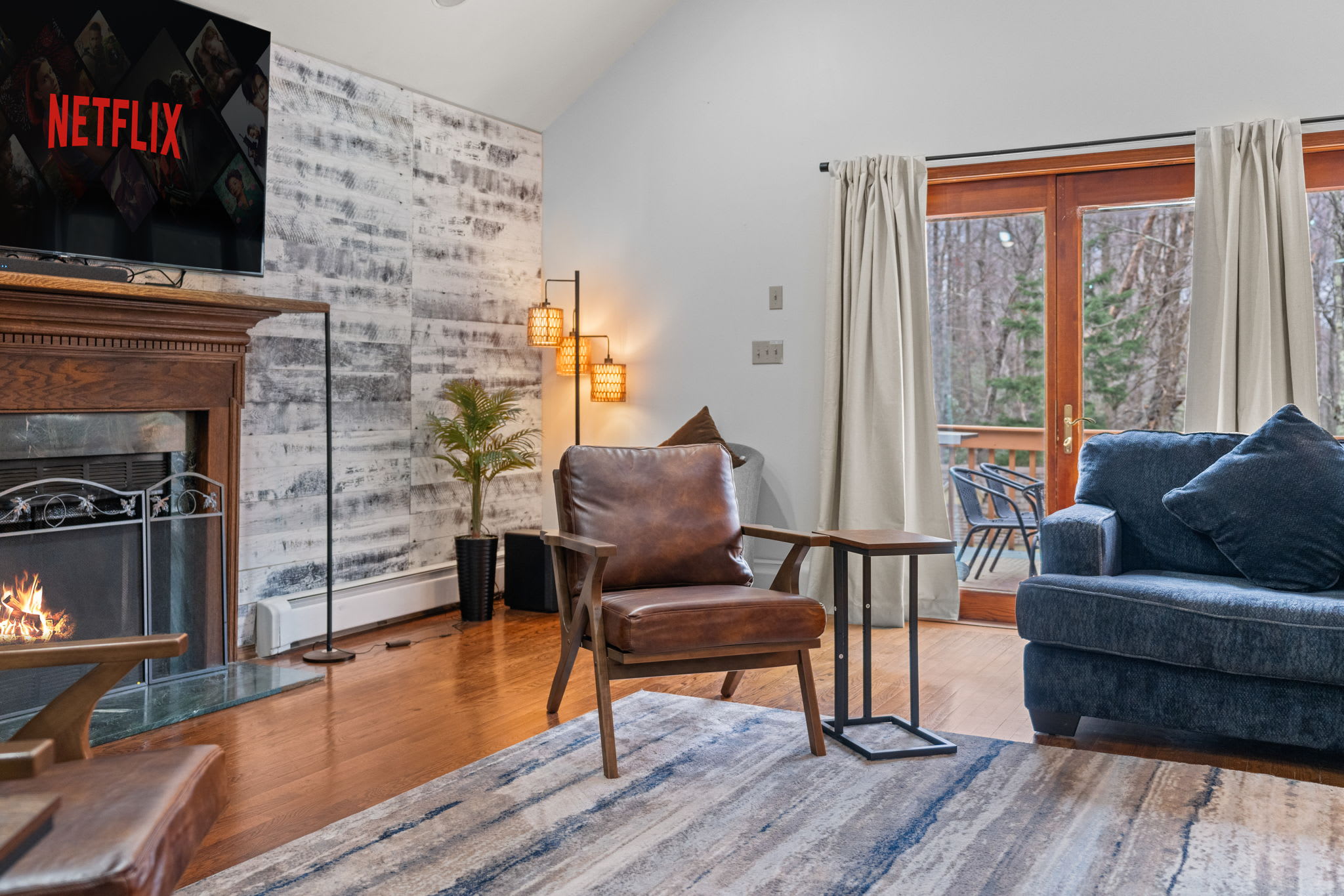 Warm and Inviting Lounge
Neutral tones, layered textures, and glowing light make this space feel like a true retreat.