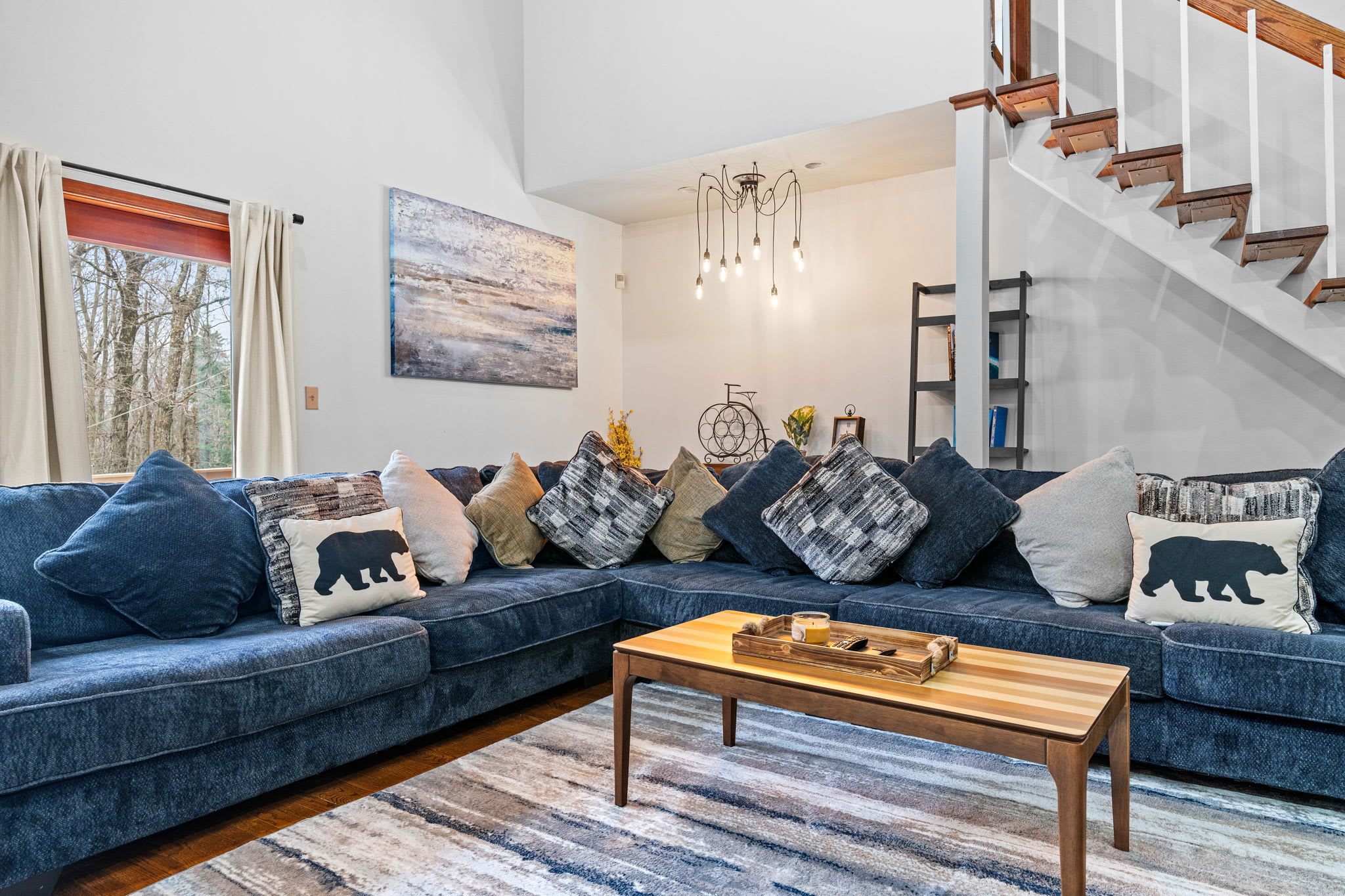 Living Room Goals
Whether you're reading, chatting, or just lounging, this area was made for good moments and easy vibes.