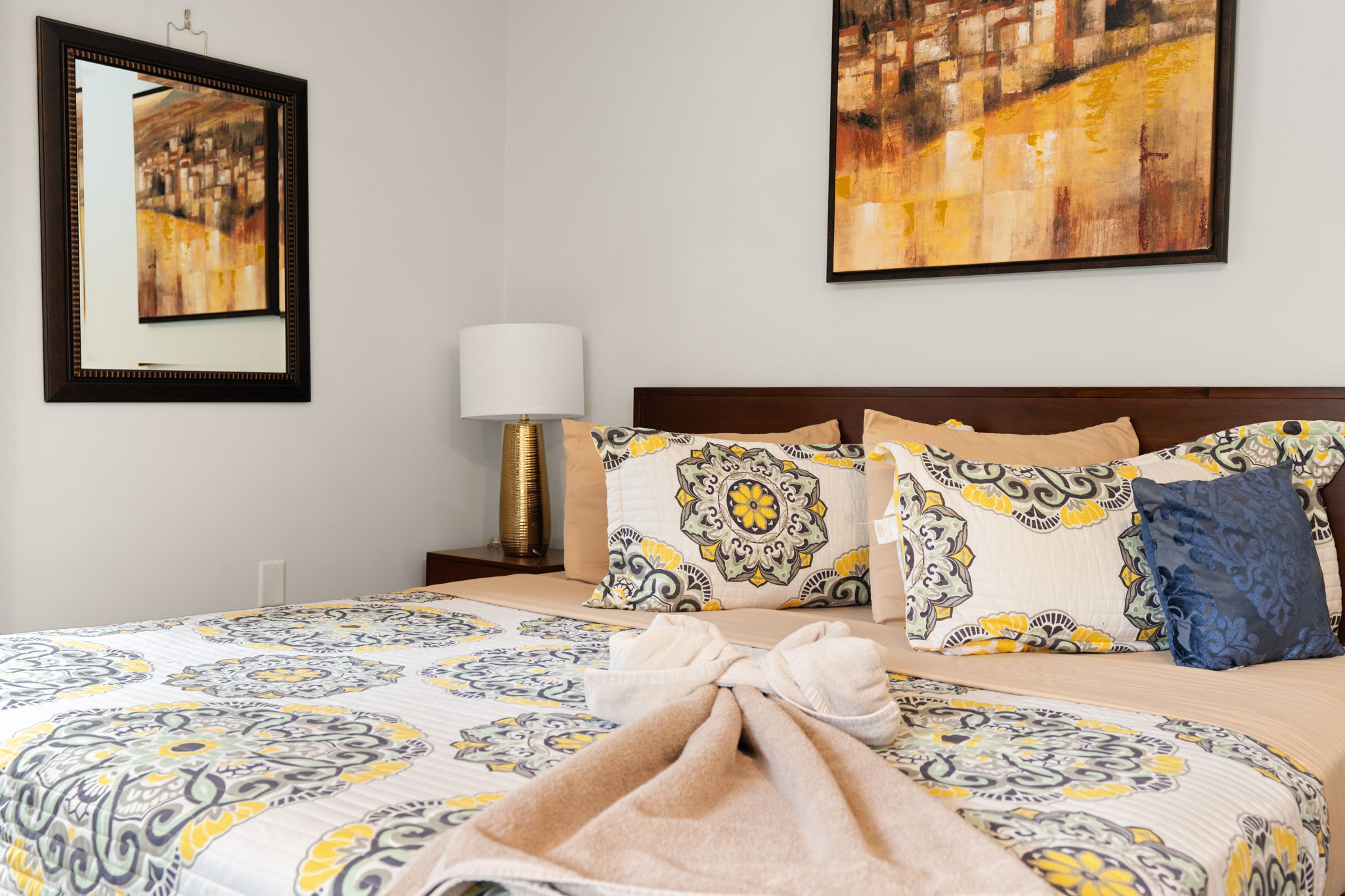 Inviting and Cozy Details
Stylish touches and soft bedding create a space that feels both relaxed and refined.