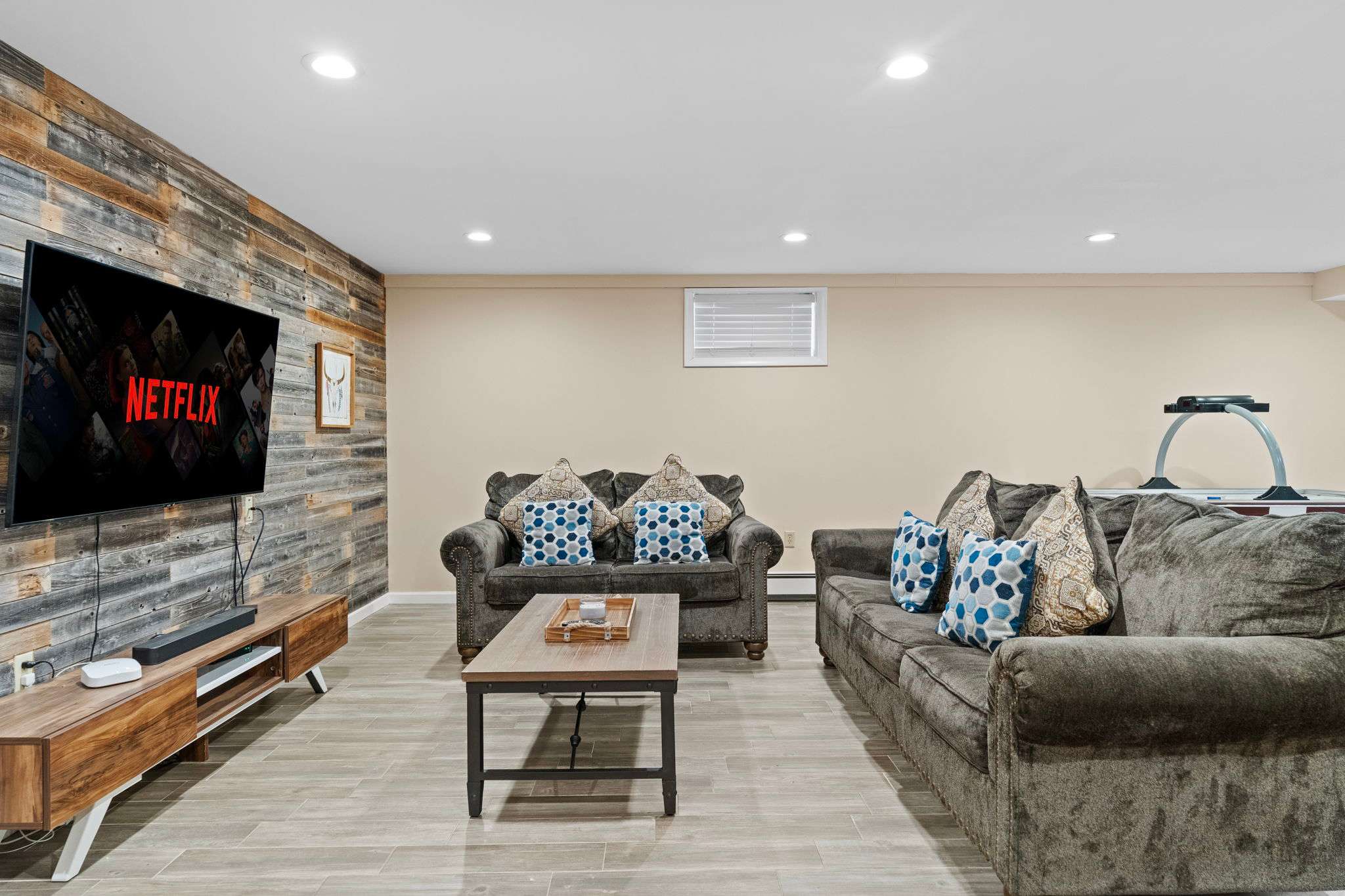 Comfy and Connected
Sink into plush sofas and catch up on your favorite shows in this cozy and stylish hangout space.