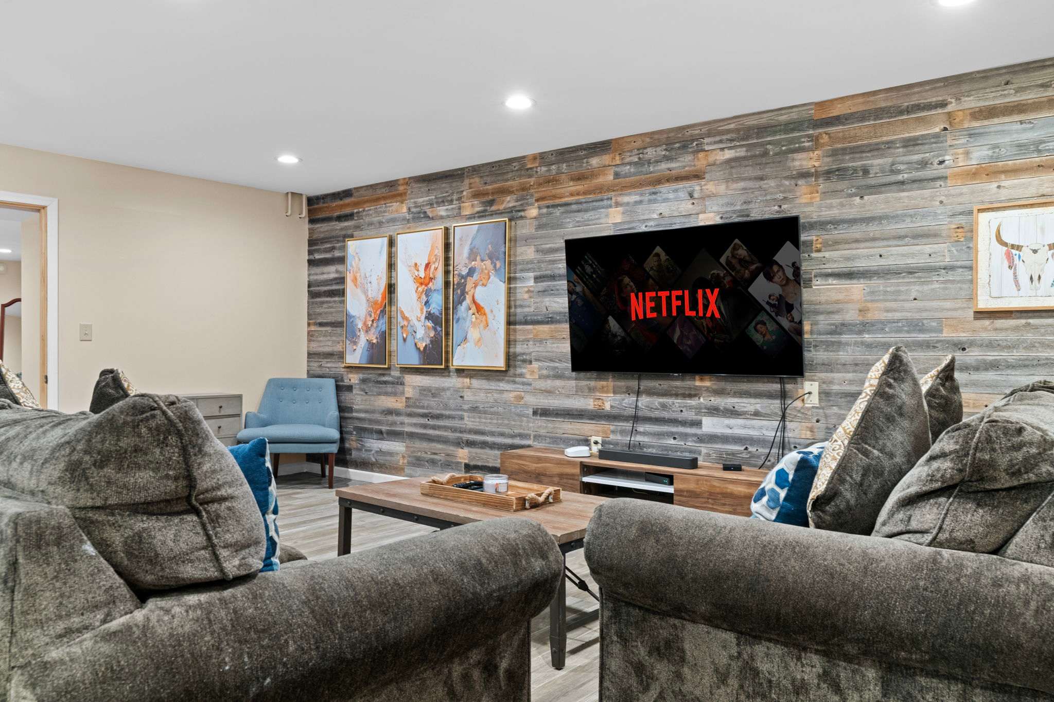 Comfy and Connected Setup
Kick back with your crew in this welcoming living area that’s made for laughs and late-night streaming.

