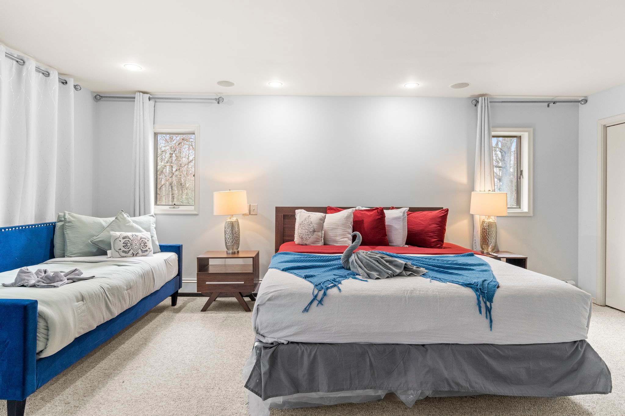 Modern Comfort Retreat
This bright and elegant suite features layered textures, reading lights, and a daybed for added lounging.