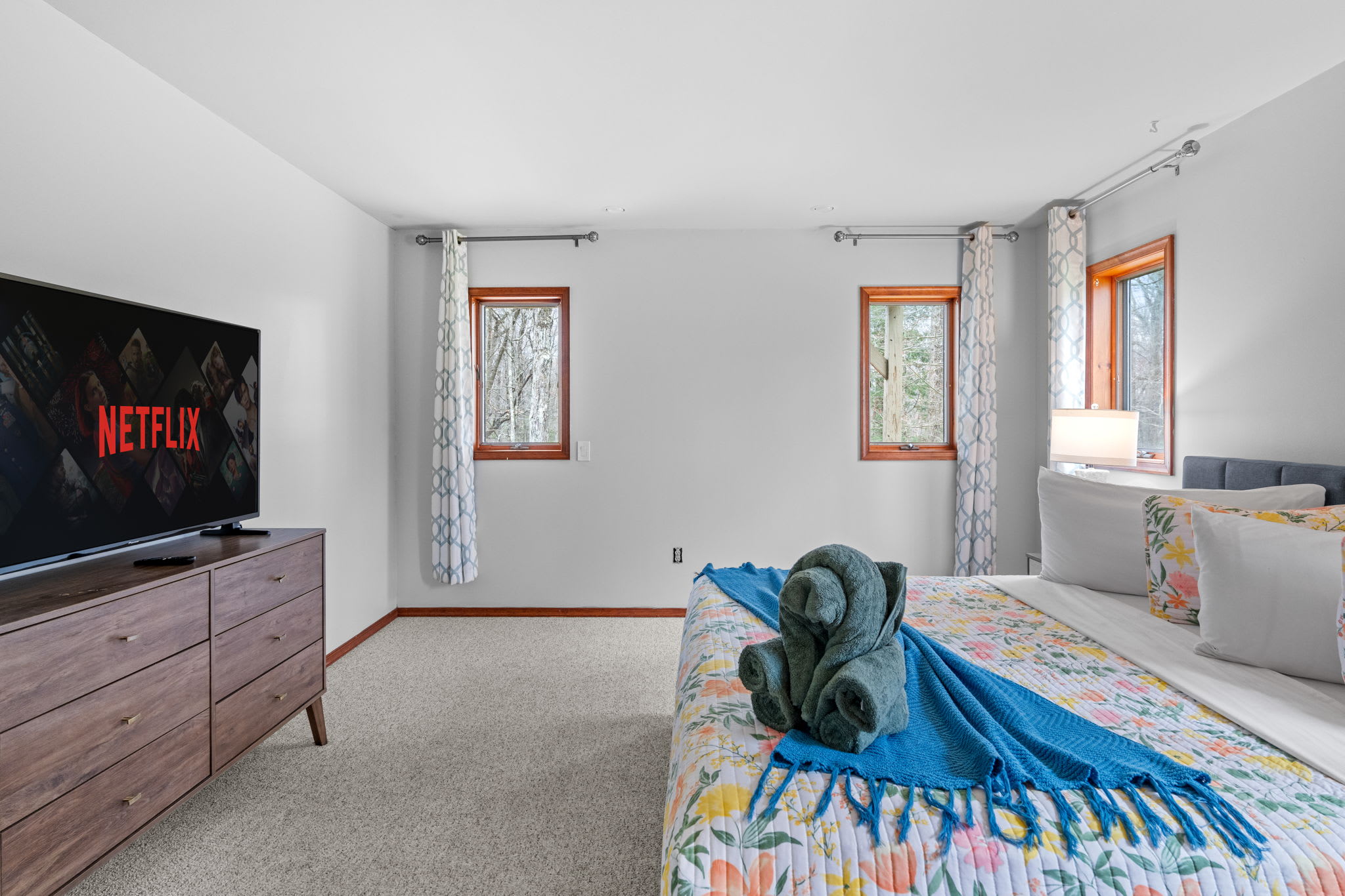 Netflix Ready Nights
Kick back with a movie on the smart TV while wrapped up in cozy bedding and soft lighting.