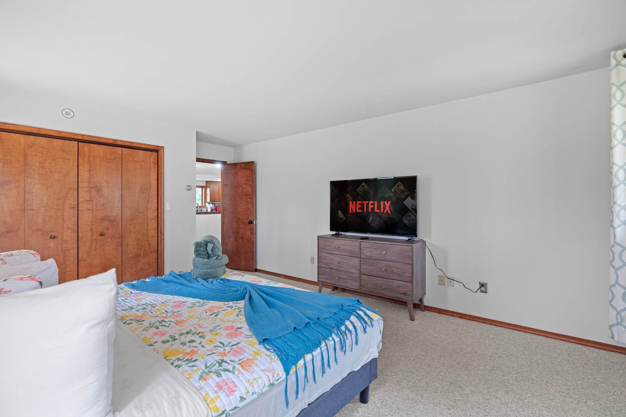 Sleep and Storage Friendly
A comfy bed paired with generous closet space gives you both comfort and convenience.