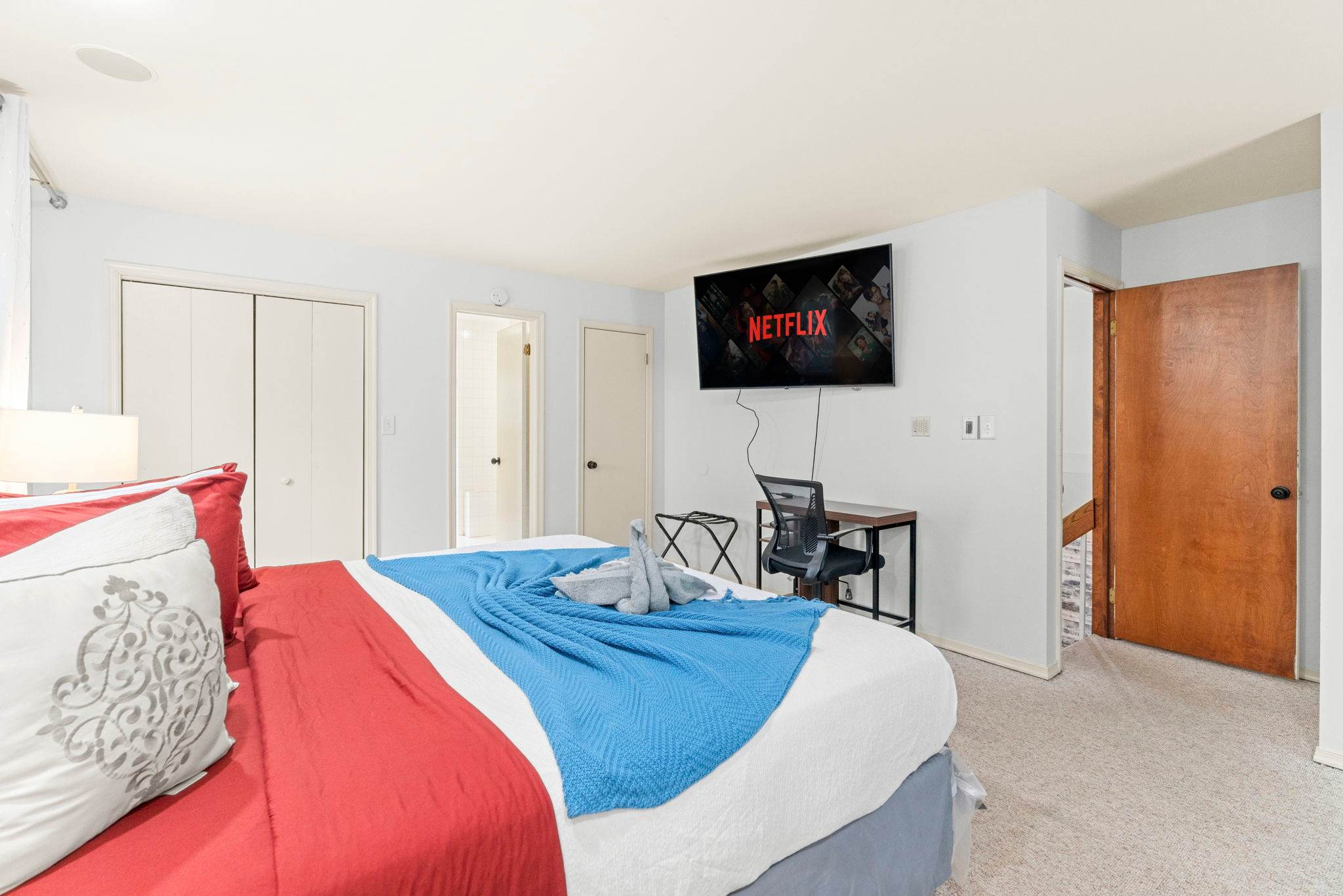 Bright and Roomy Escape
Plenty of floor space, thoughtful decor, and smart TV access make this a true retreat.