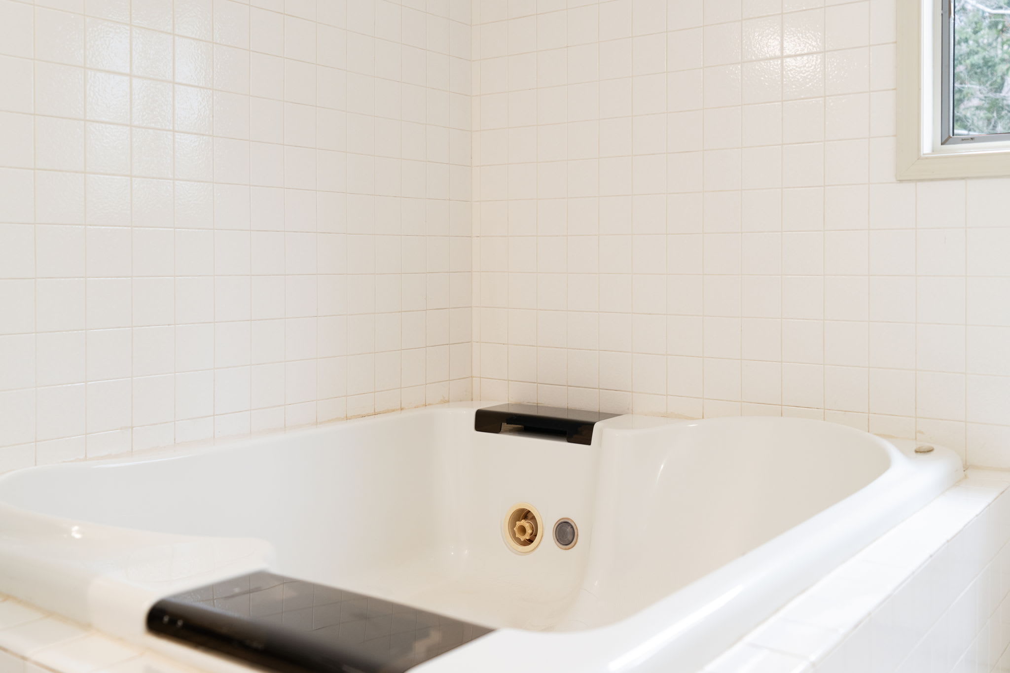 Deep Soak Comfort
This jetted tub is your personal relaxation zone, perfect after a long day of fun or travel.