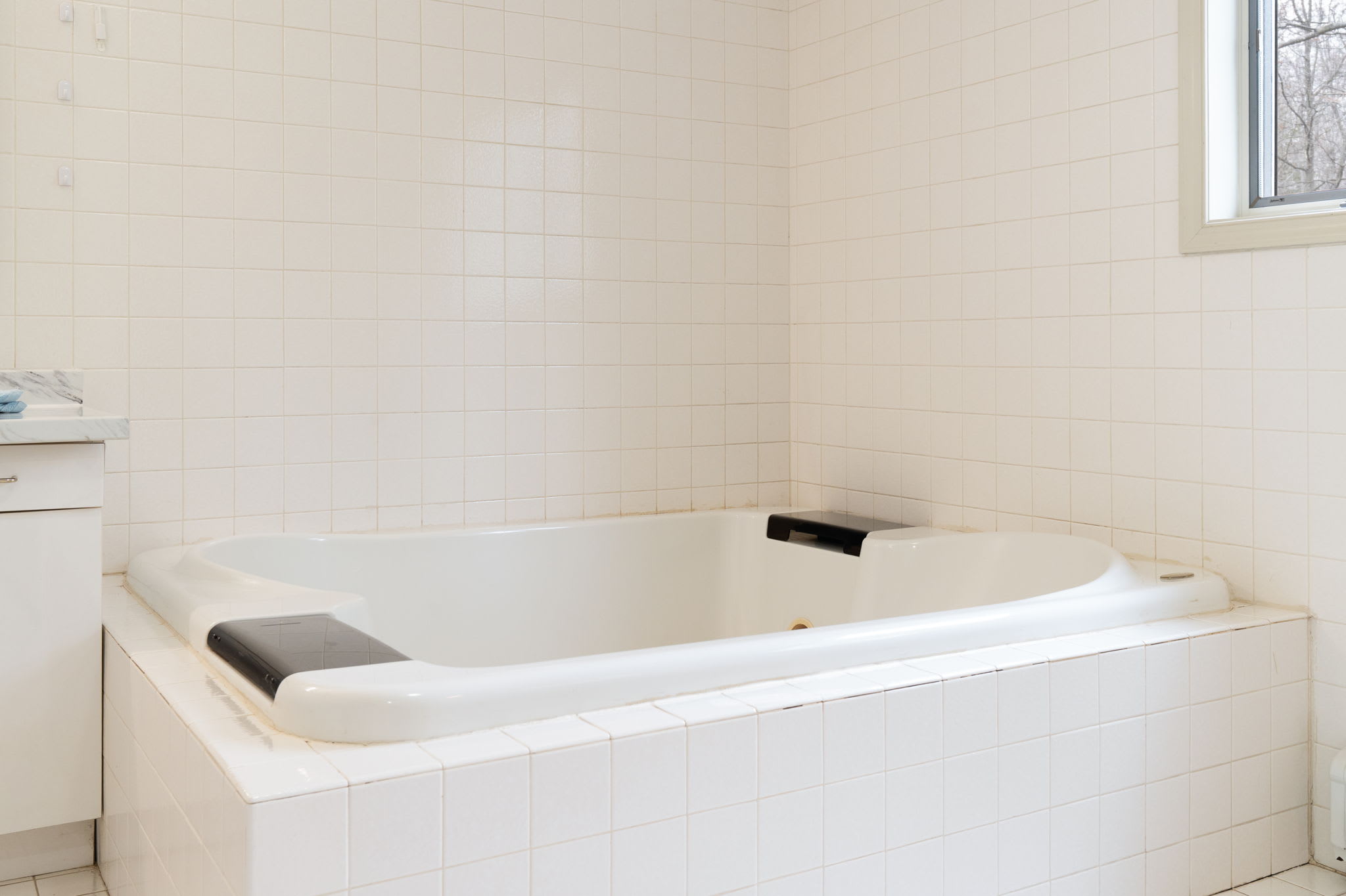 Serenity in Every Detail
Crisp white tiles and spa-style comfort combine for a calming, rejuvenating bathroom space.