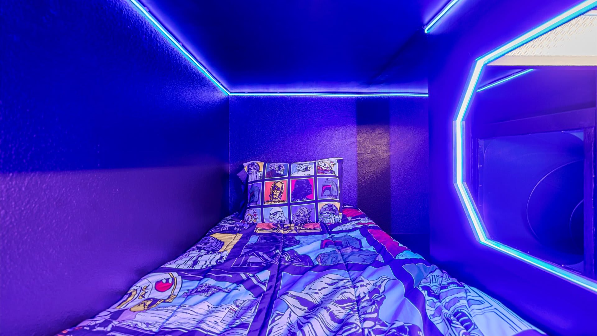 Themed Bunk Bedroom with 2 Single Beds