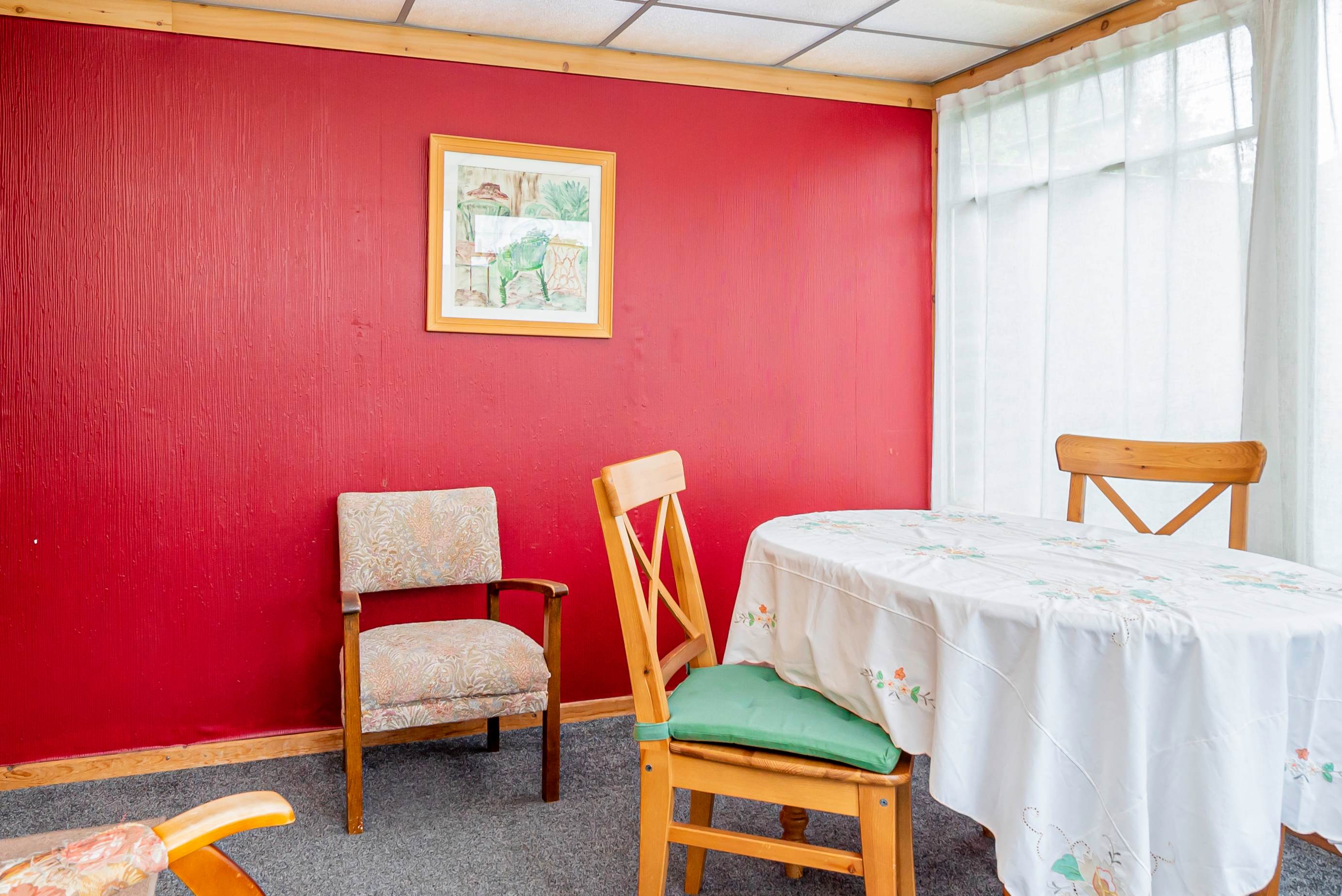 Convenient 2 Bedroom Home in Swindon w Parking