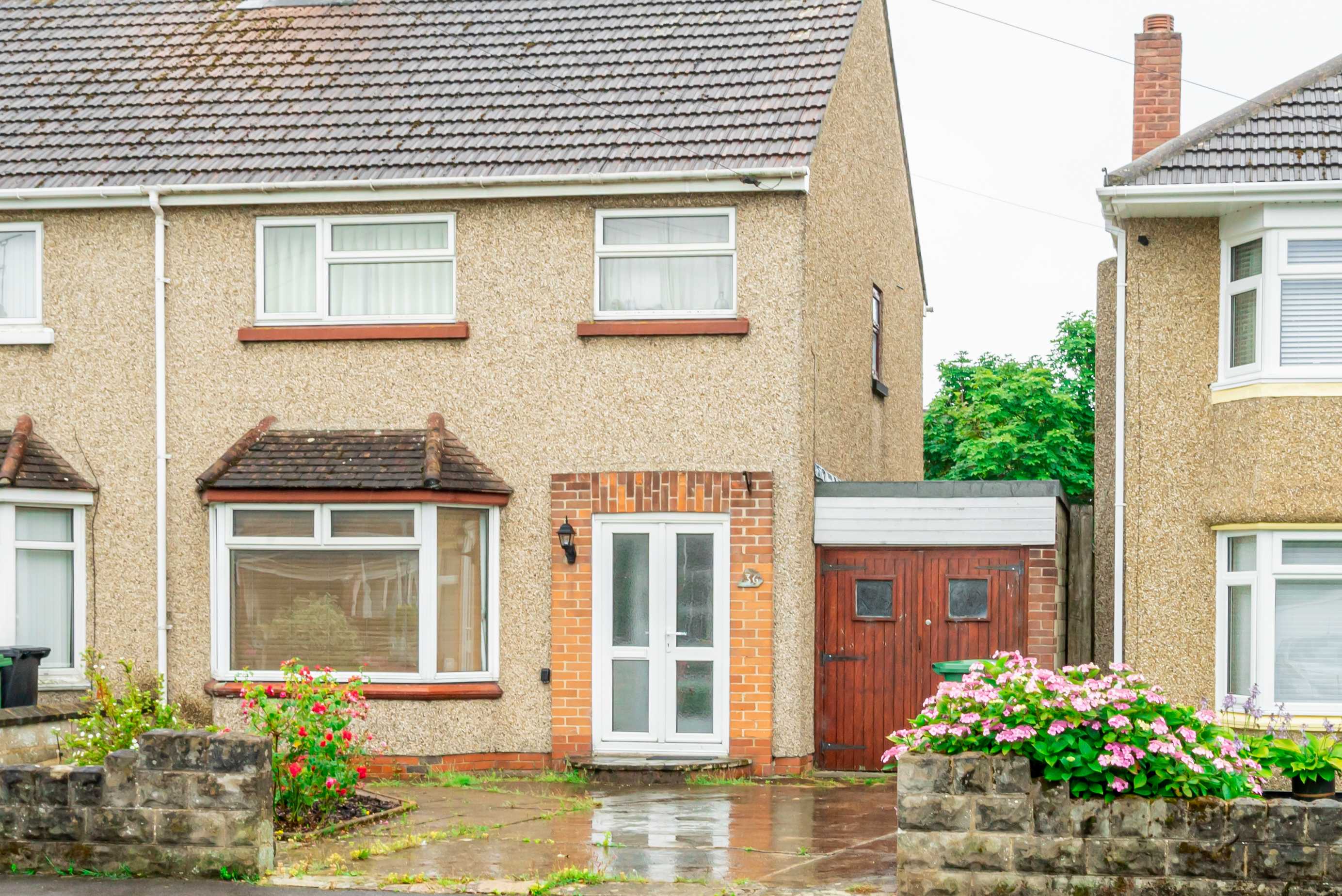 Convenient 2 Bedroom Home in Swindon w Parking