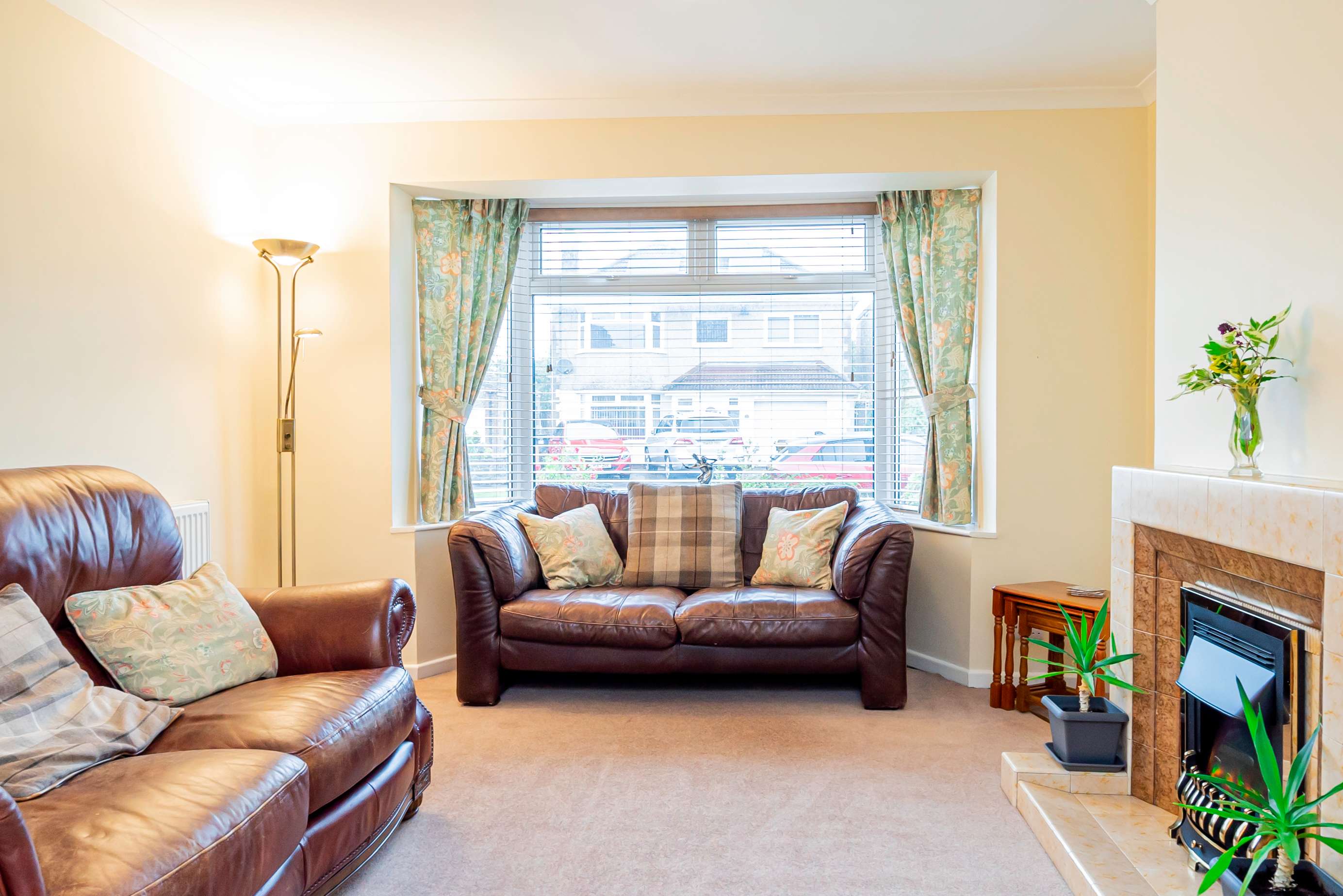 Convenient 2 Bedroom Home in Swindon w Parking
