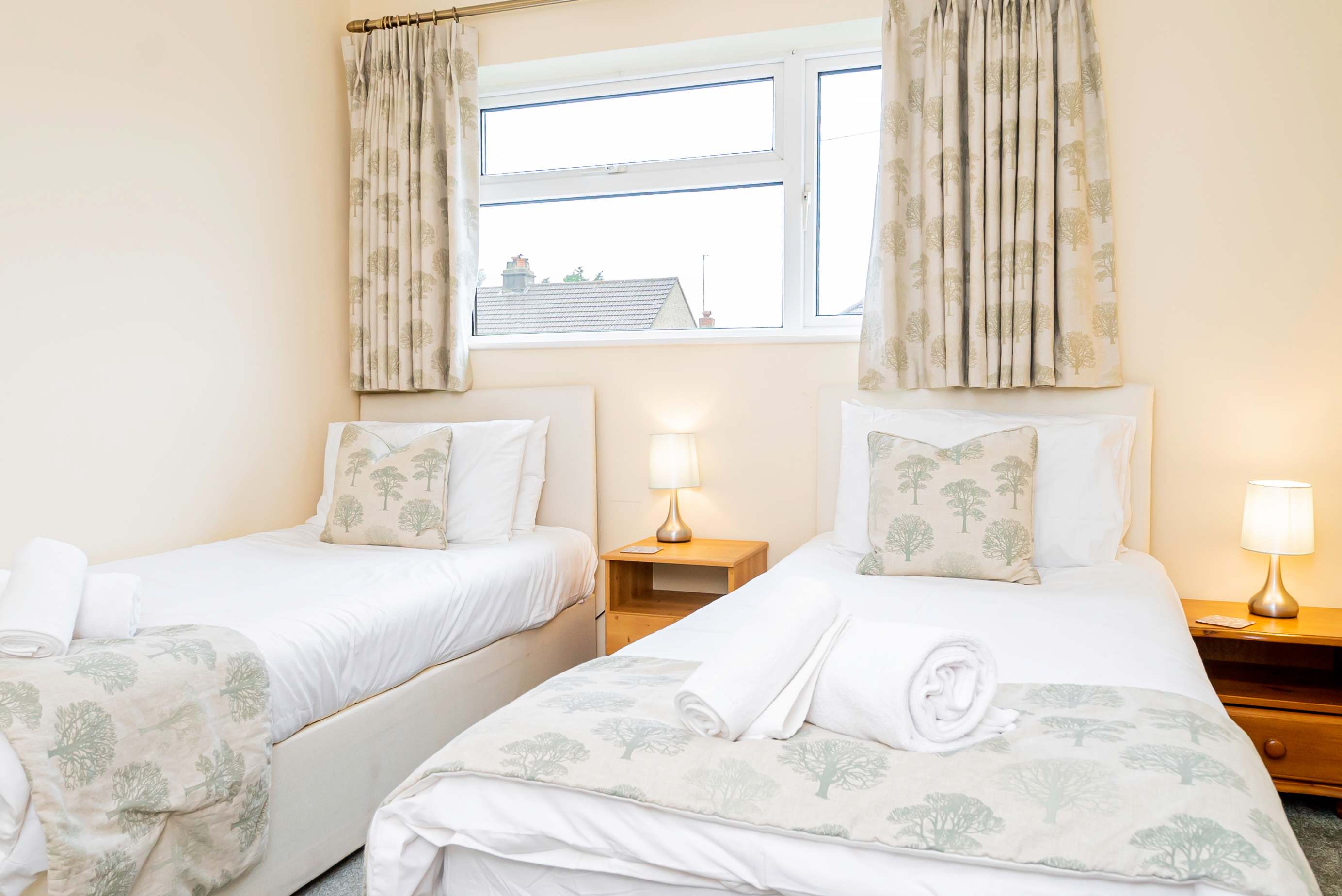 Convenient 2 Bedroom Home in Swindon w Parking