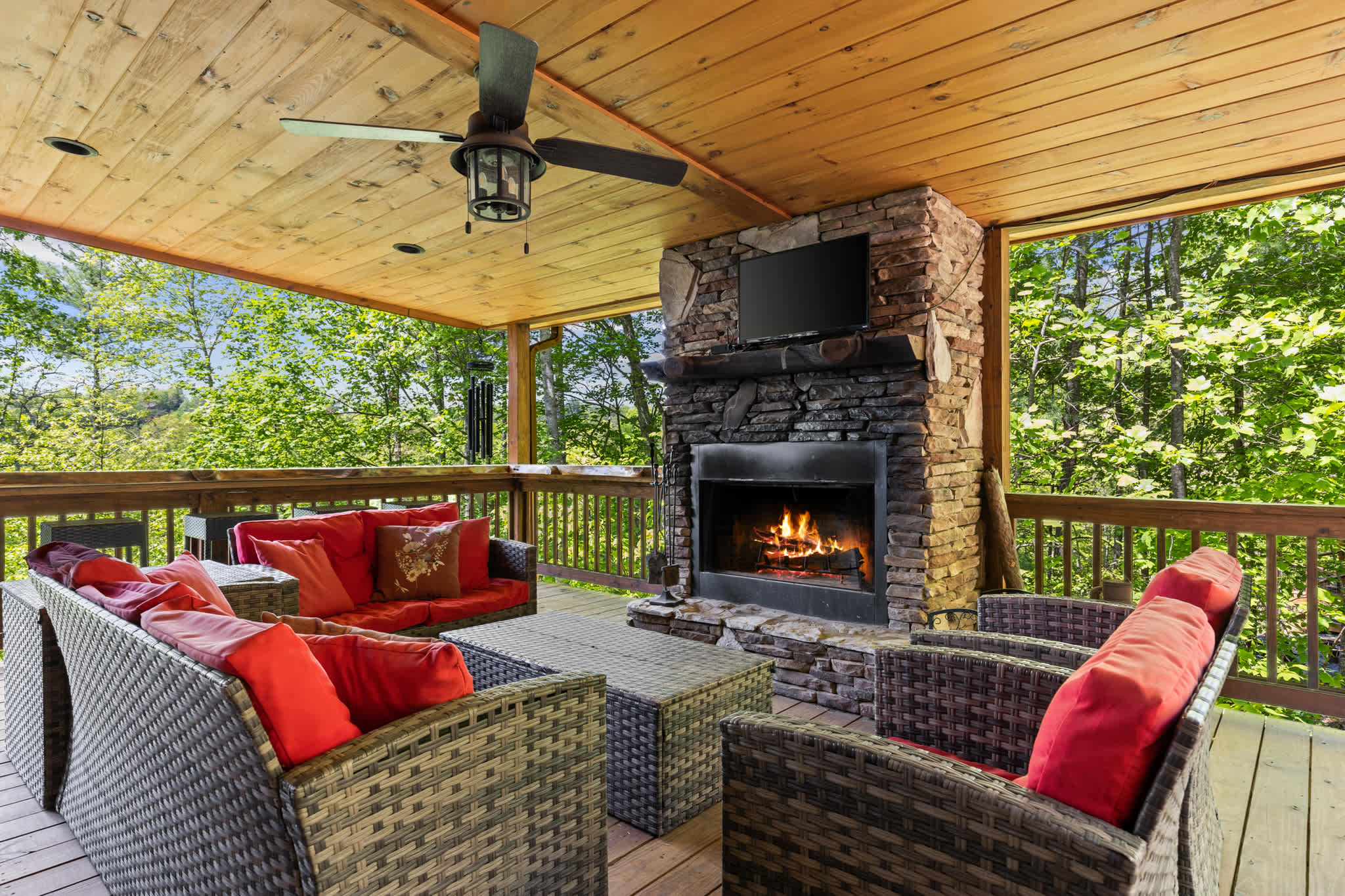 Stunning Views~Hot Tub~Games~Fireplace~DogFriendly — Morganton, GA — vacation rental