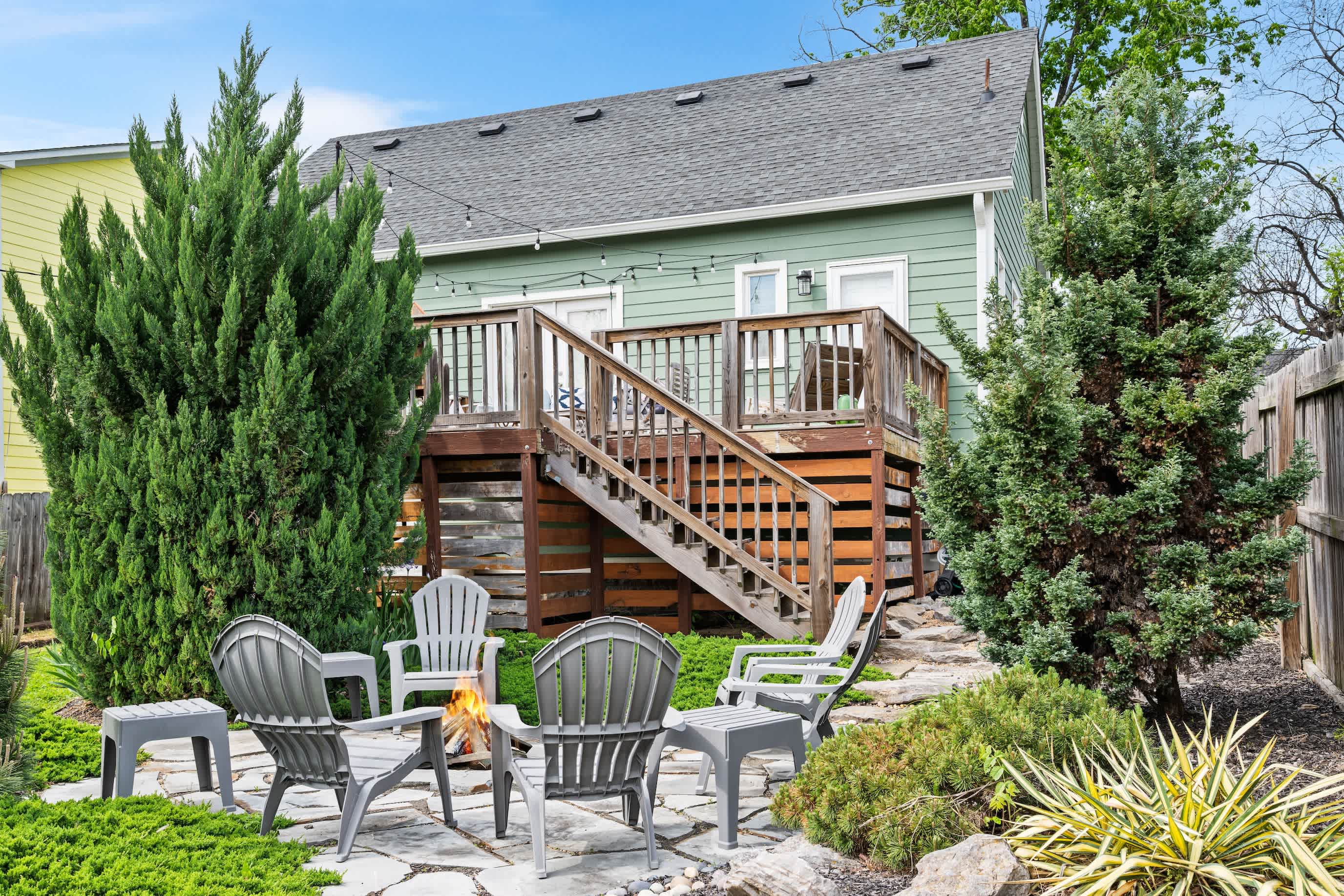 Beautiful Home for 7 w Backyard Firepit Near DT