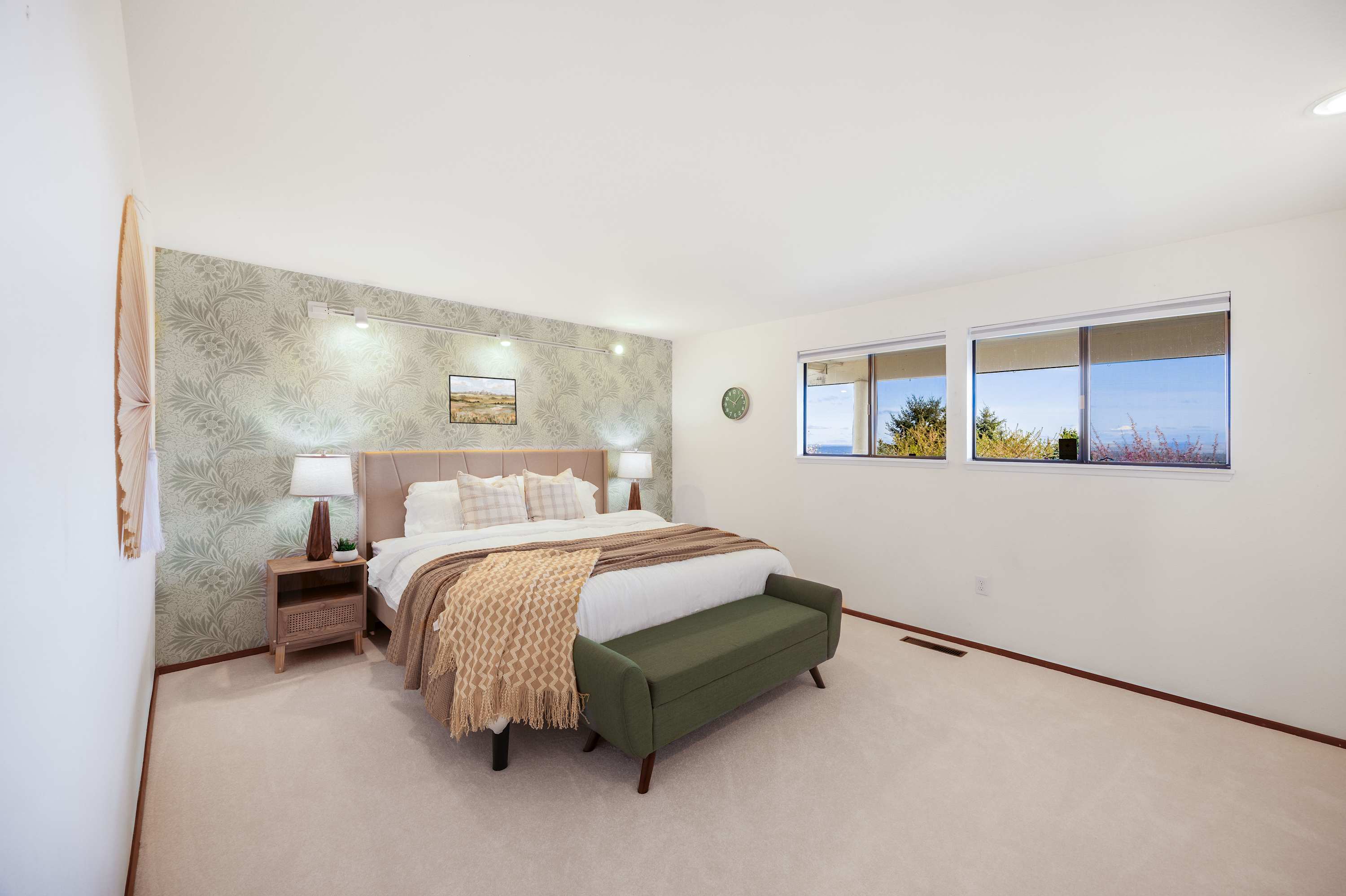 Bellevue Somerset 2BR w, Sunroom & Sweeping Views