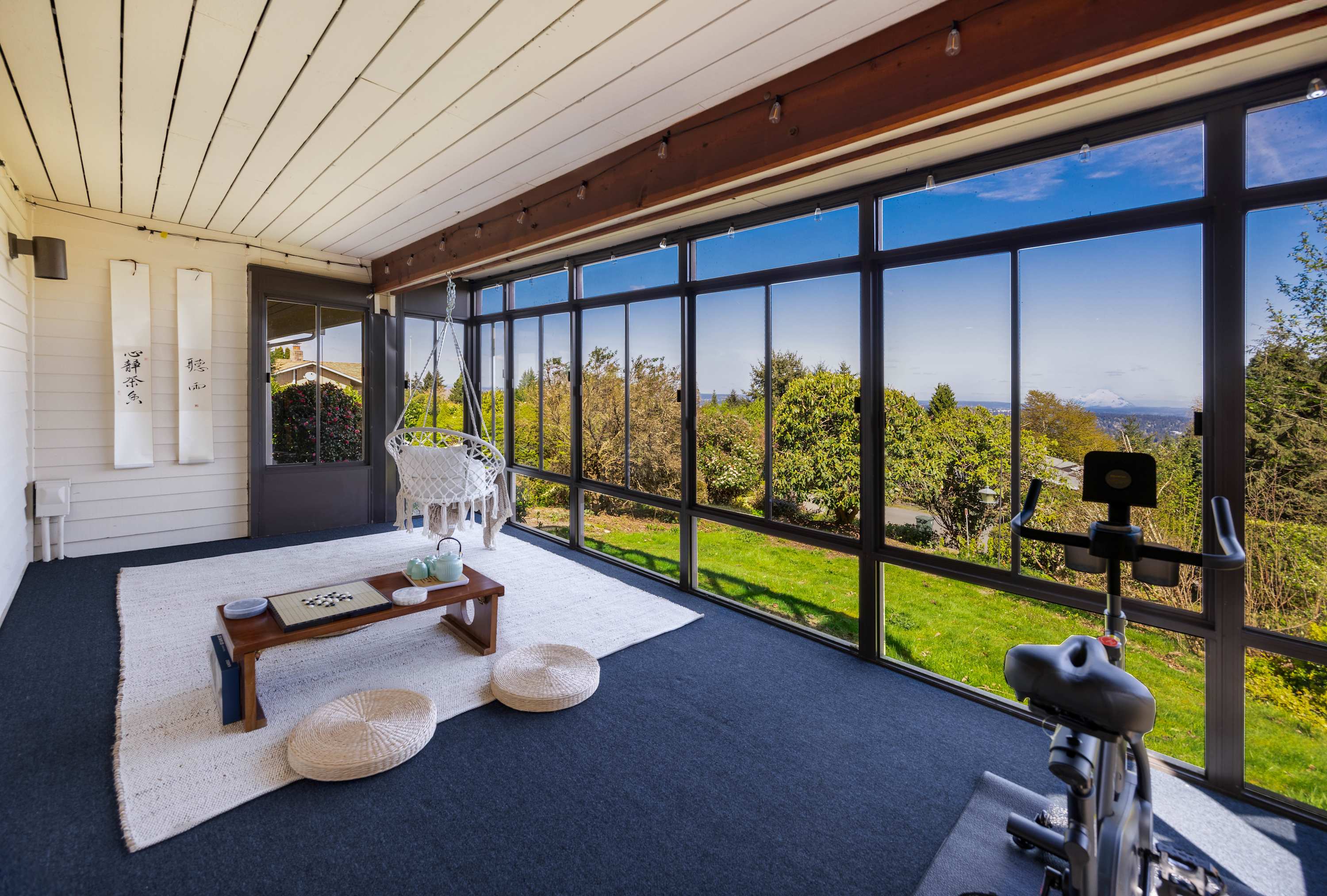 Bellevue Somerset 2BR w, Sunroom & Sweeping Views