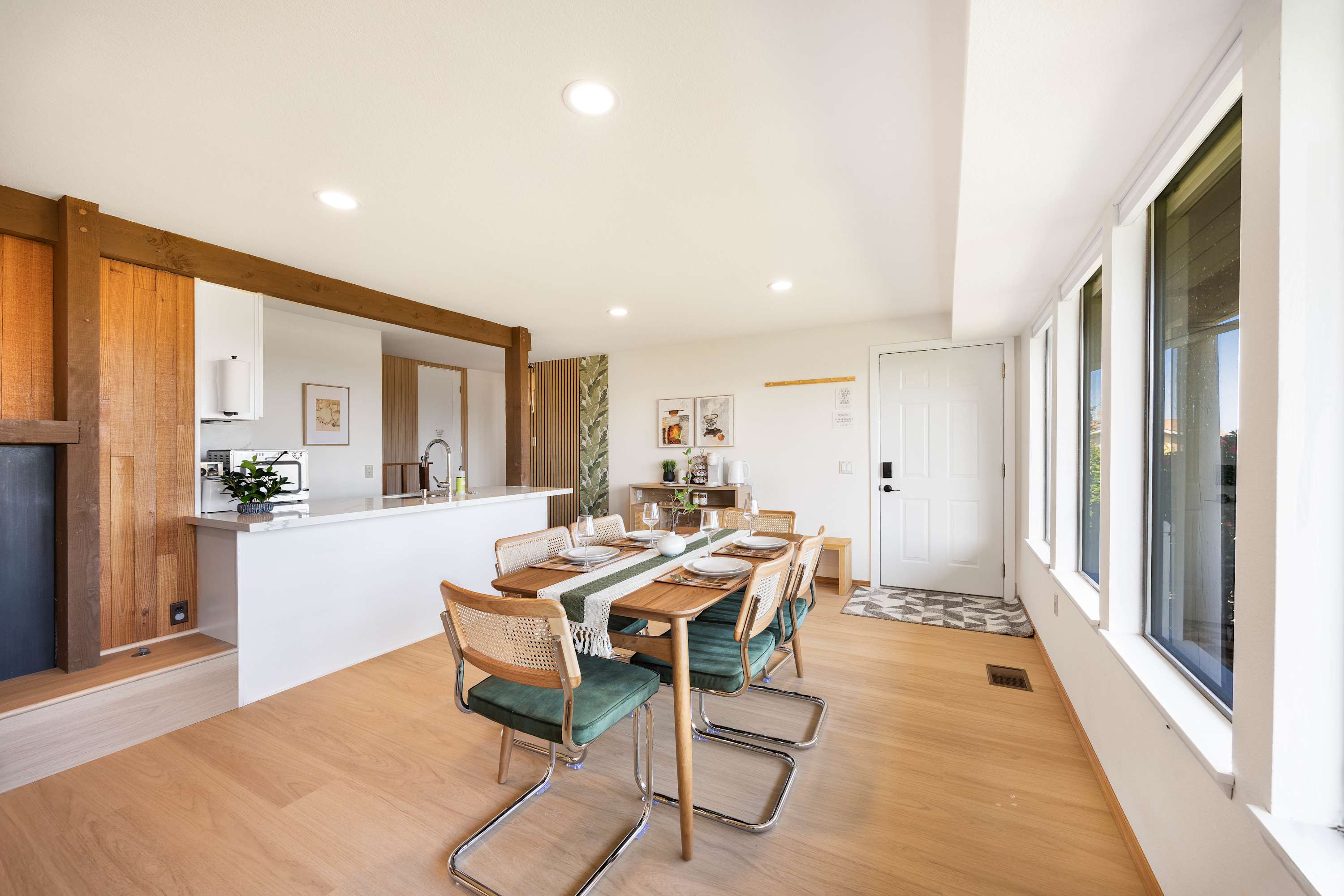 Bellevue Somerset 2BR w, Sunroom & Sweeping Views