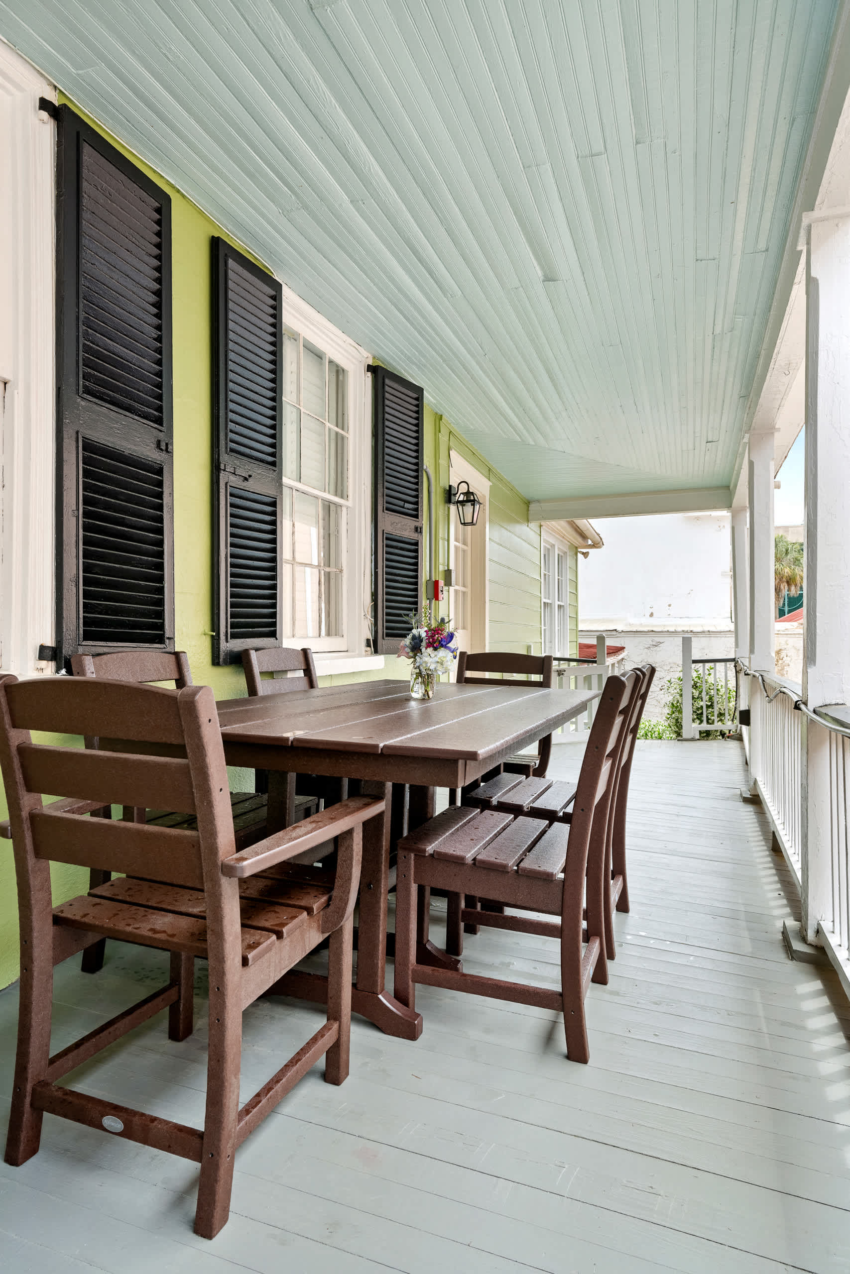 Outdoor dining table on the porch as well! 