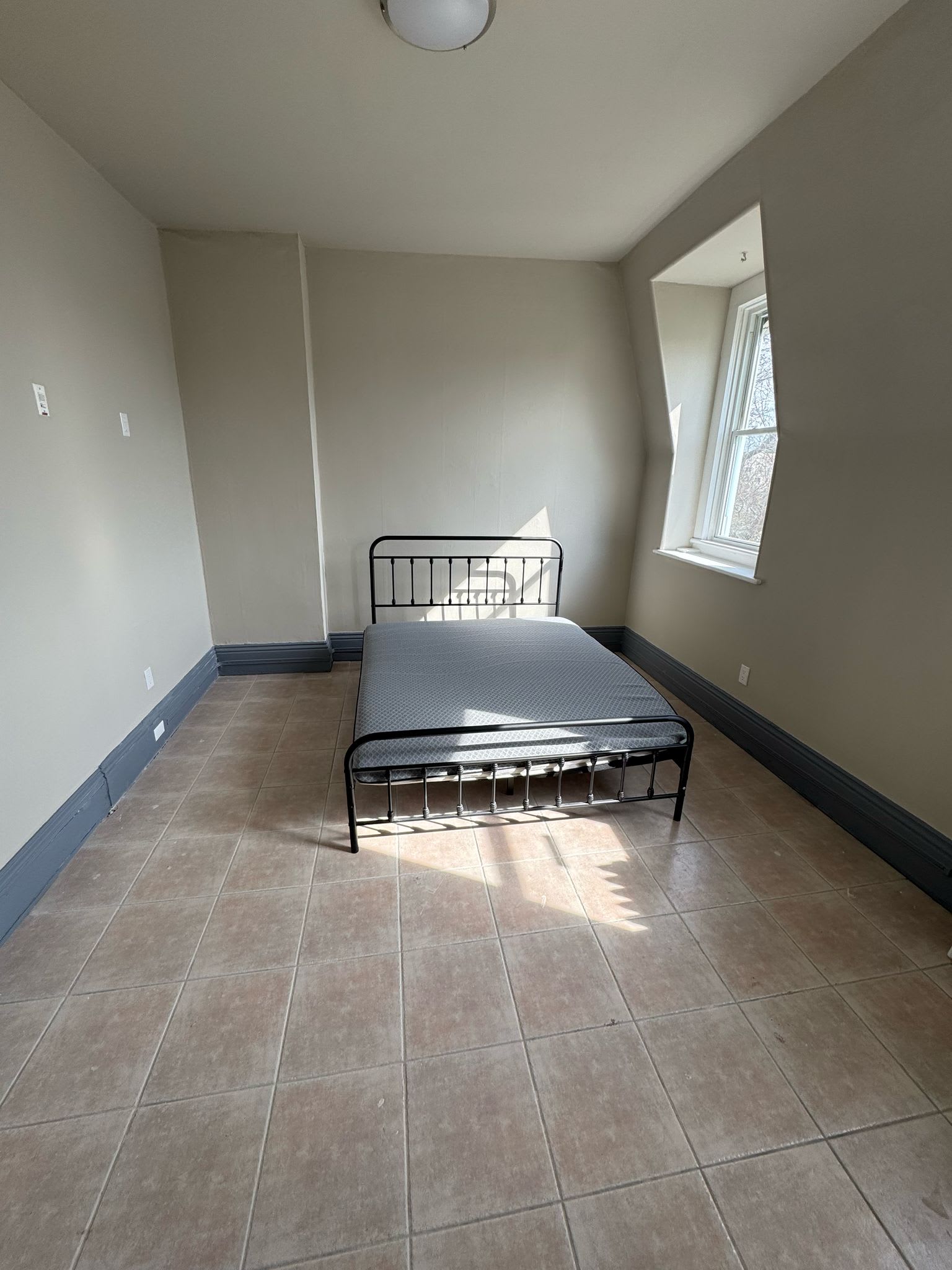 #40.6 St. Catharines 1-bedroom Hotel-Apartment