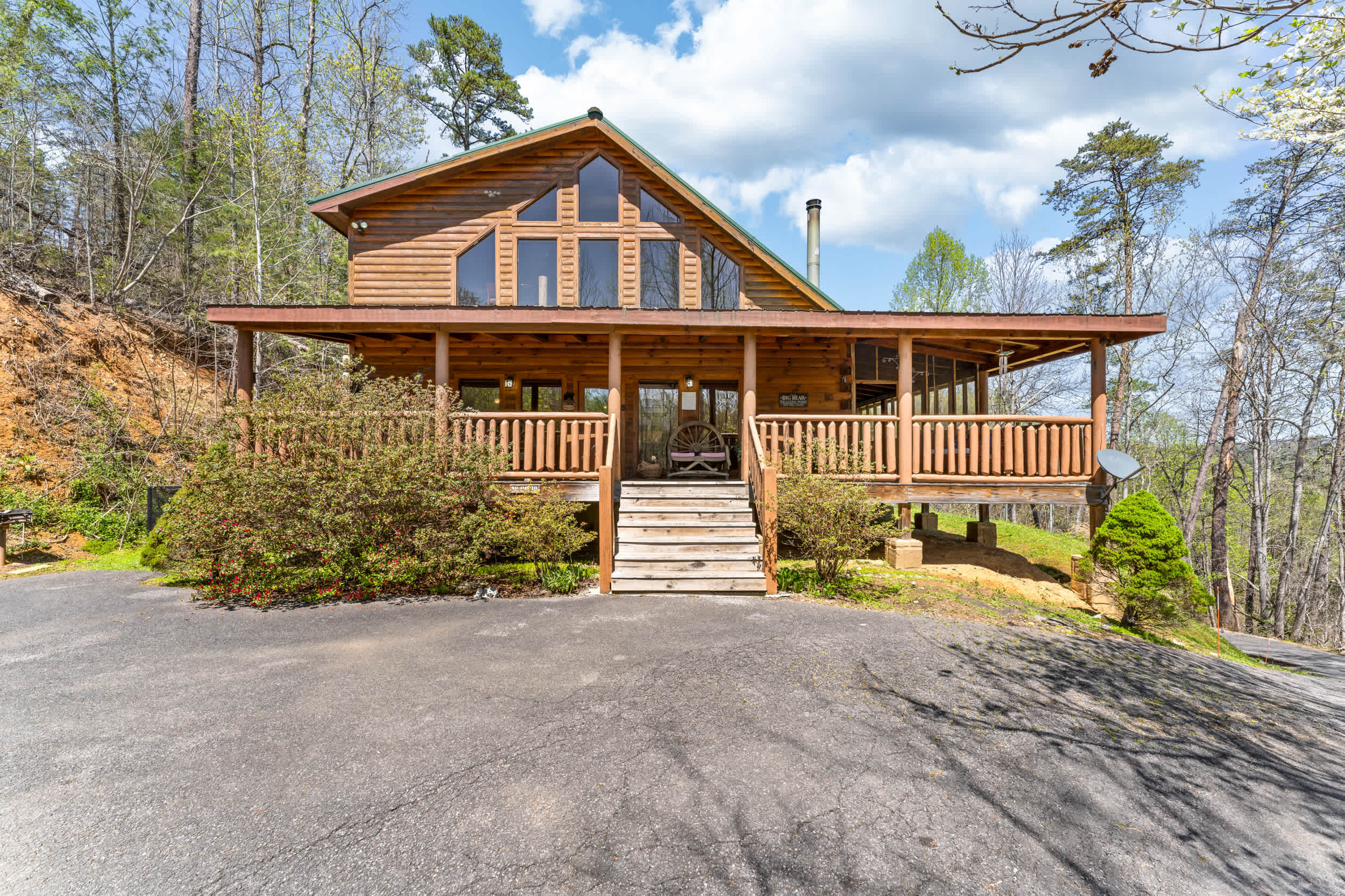 Woodland Wonder w Hot Tub and Pool Table